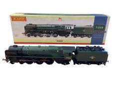 Hornby OO Gauge Special Edition BR lined green 4-6-2 Standard Class 8P Duke of Gloucester tender loc