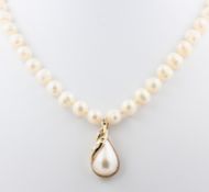 Perlenkette, Schließe 14 kt Gelbgold, weiße Perlen, D. 0,9 cm, L. 46,5 cm, mit Clipanhänger, 14 kt