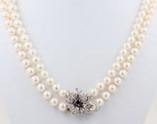 Perlenkette, Schließe 18 kt Weißgold, floral gearbeitet, mit 1 wohl Saphir und kleinen Diamanten,