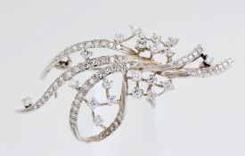 Brosche, 18 kt Weißgold, mit zahlreichen Diamanten, floral gearbeitet, punziert, ca. 9,5 g, B. 6,1