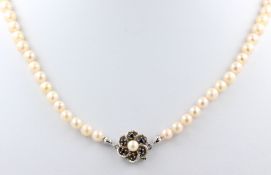 Perlenkette, 14 kt Weißgold Schließe, mit kleinen Saphiren und 1 weißen Perle, weiße Perlen im
