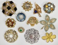 Konvolut Broschen , Modeschmuck, verschieden, B. 2,2 cm - 5,4 cm, teils fehlen Steine