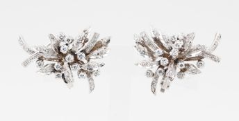 Paar Ohrclips mit Diamanten, 18 kt Weißgold, mit kleinen Diamanten, punziert, B. 2,8 cm, ca. 17,9 g
