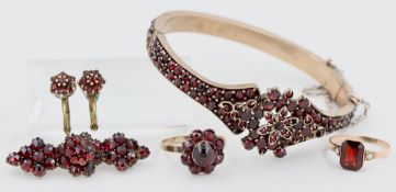 Schmuckset mit Granaten, Doublé, Metall vergoldet, 1 Ring 8 kt Gelbgold, ca. 2,0 g, mit Granaten,