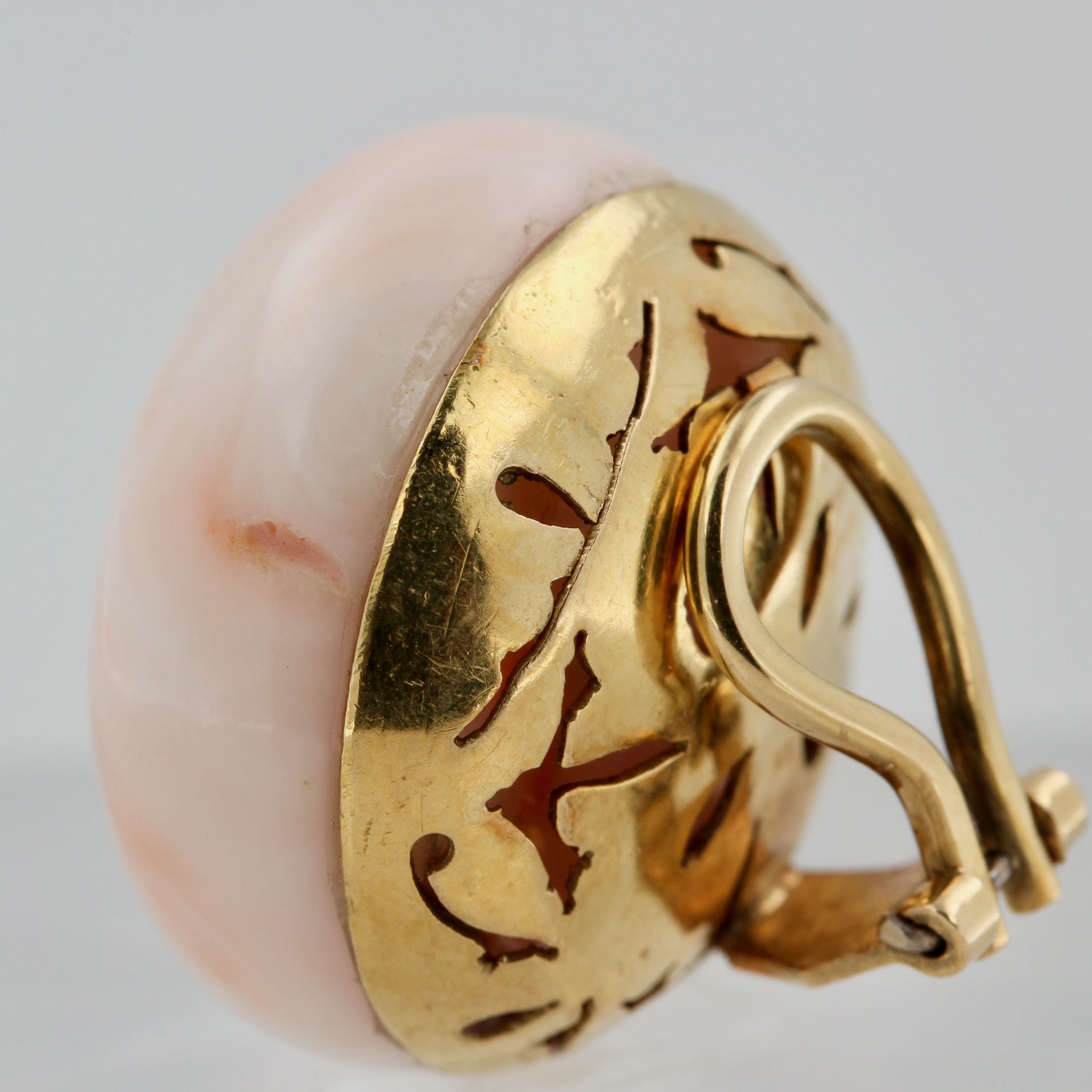 Paar Ohrclips Koralle, 18 kt Gelbgold, mit großen Engelshaut Korallen Cabochons, D. 2,3 cm, - Bild 6 aus 6