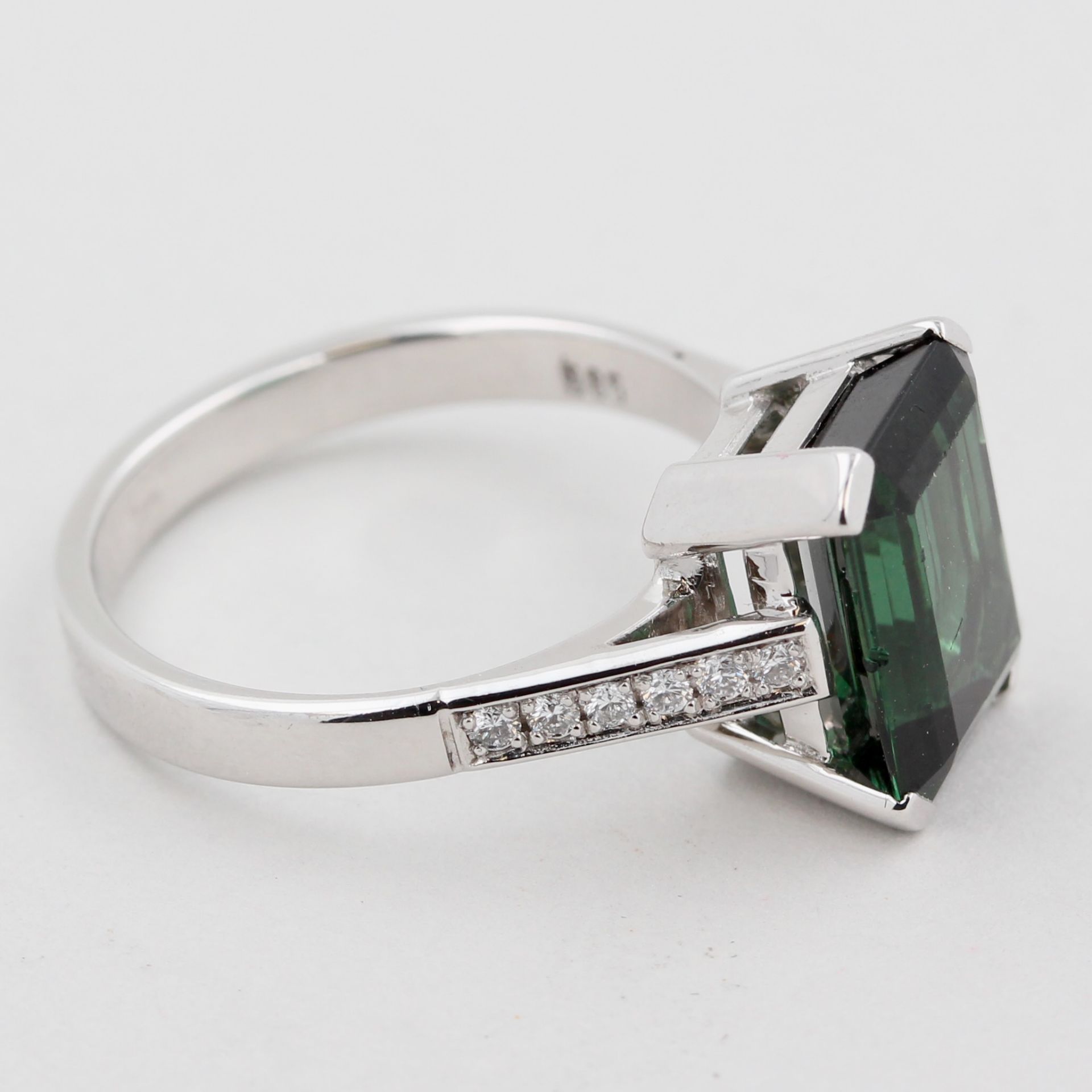 Damenring, 14 kt Weißgold, 1 grüner Turmalin, ca. 3,0 ct, Diamantbesatz, ca. 4,2 g, RM 51 - Bild 3 aus 4