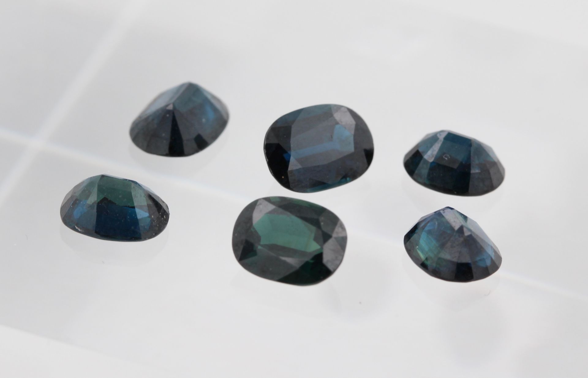 Konvolut Edelsteine, 6 Stück, blaue und grüne Saphire, oval, zusammen ca. 9,61 ct, ungefasst