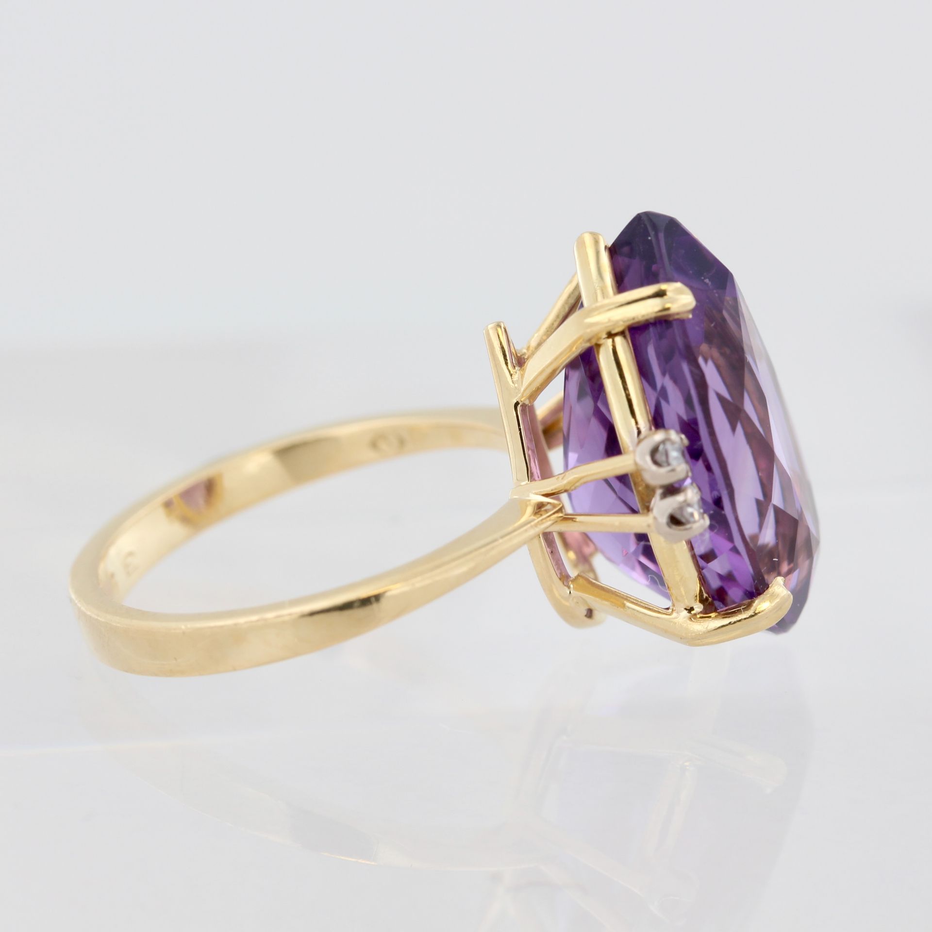 Damenring, 18 kt Gelbgold, mit 1 Amethyst und kleinen Diamanten, punziert, ca. 6,7 g, RM 56 - Bild 2 aus 3
