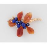 Brosche, 14 kt Gelbgold, florale Gestaltung, mit Lapislazuli und wohl Karneol, punziert, ca. 14,0 g,
