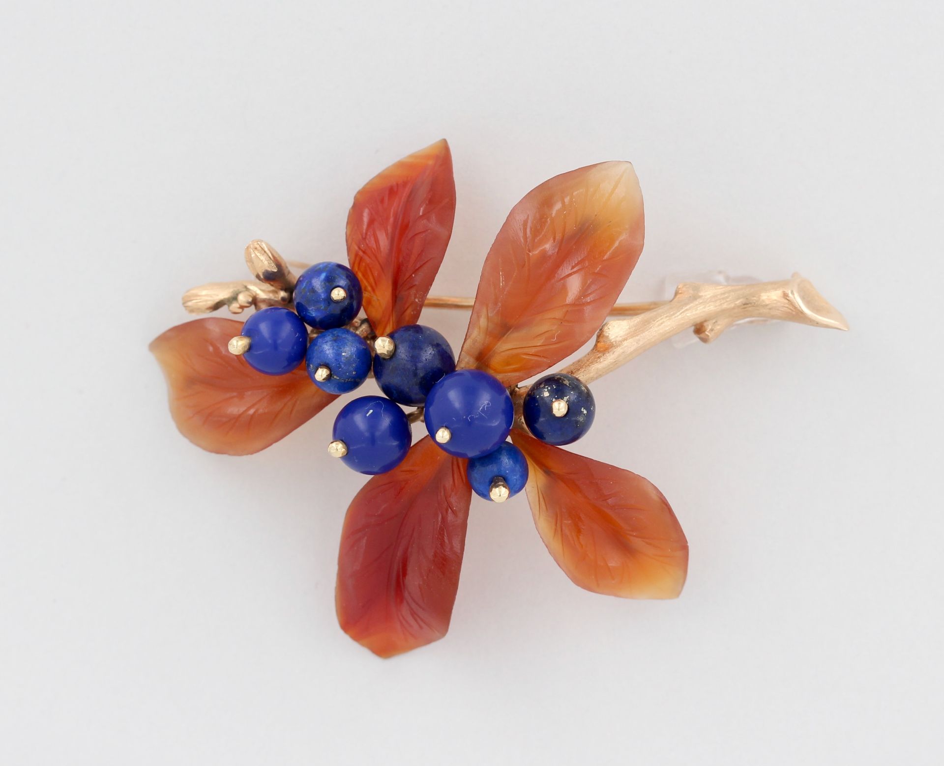 Brosche, 14 kt Gelbgold, florale Gestaltung, mit Lapislazuli und wohl Karneol, punziert, ca. 14,0 g,