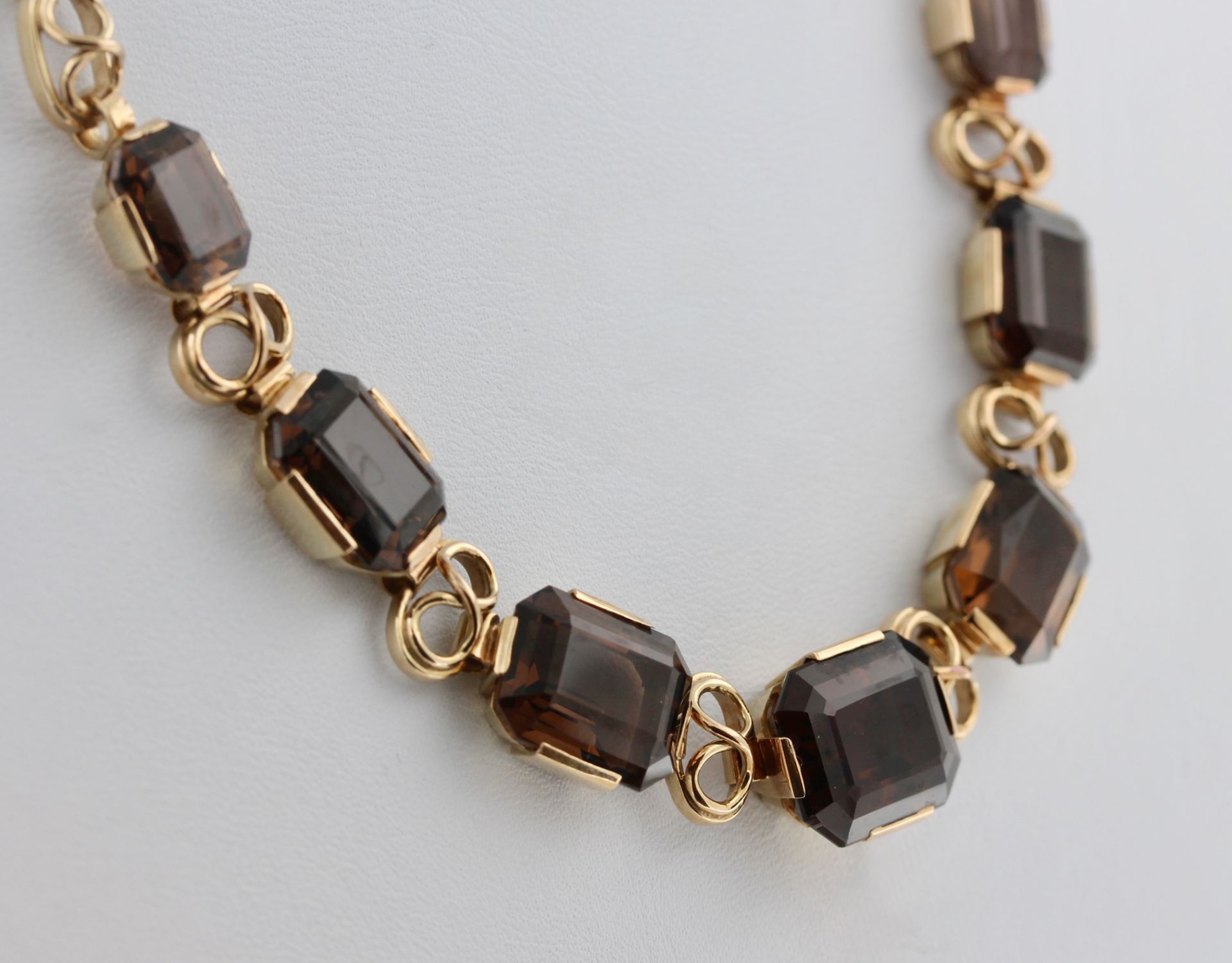 Collier, 14 kt Gelbgold, mit 7 wohl Topasen, punziert, ca. 27,1 g, L. 41 cm - Bild 2 aus 3