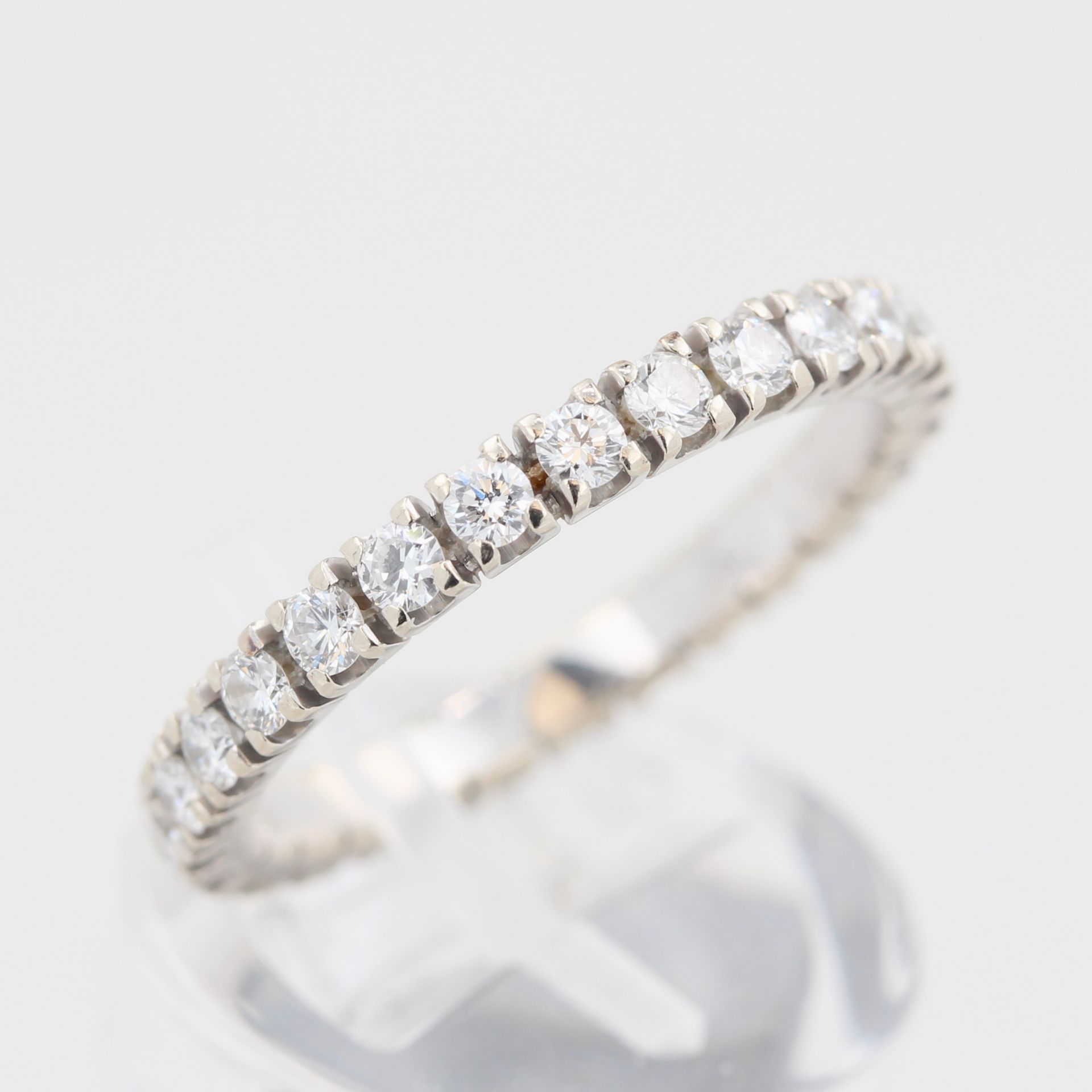 Memory Ring, 14 kt Weißgold, mit kleinen Brillanten, zusammen ca. 1,08 ct, punziert, ca. 2,4 g, RM