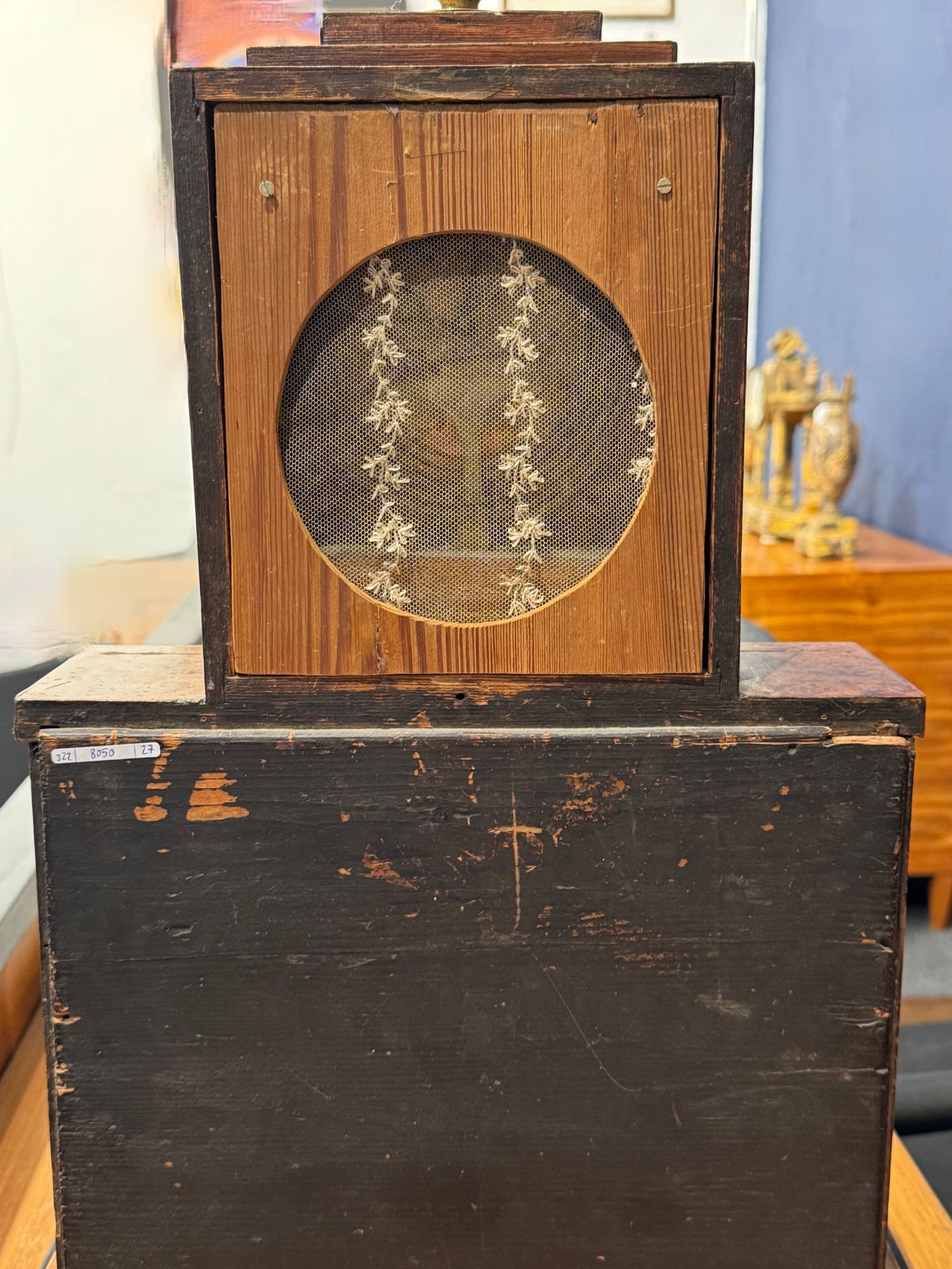 Empire Kommodenuhr "Schmied und Schleifer", um 1800, Wurzelholzfurnier, ebonisierte Säulen, 3-fach - Bild 8 aus 8