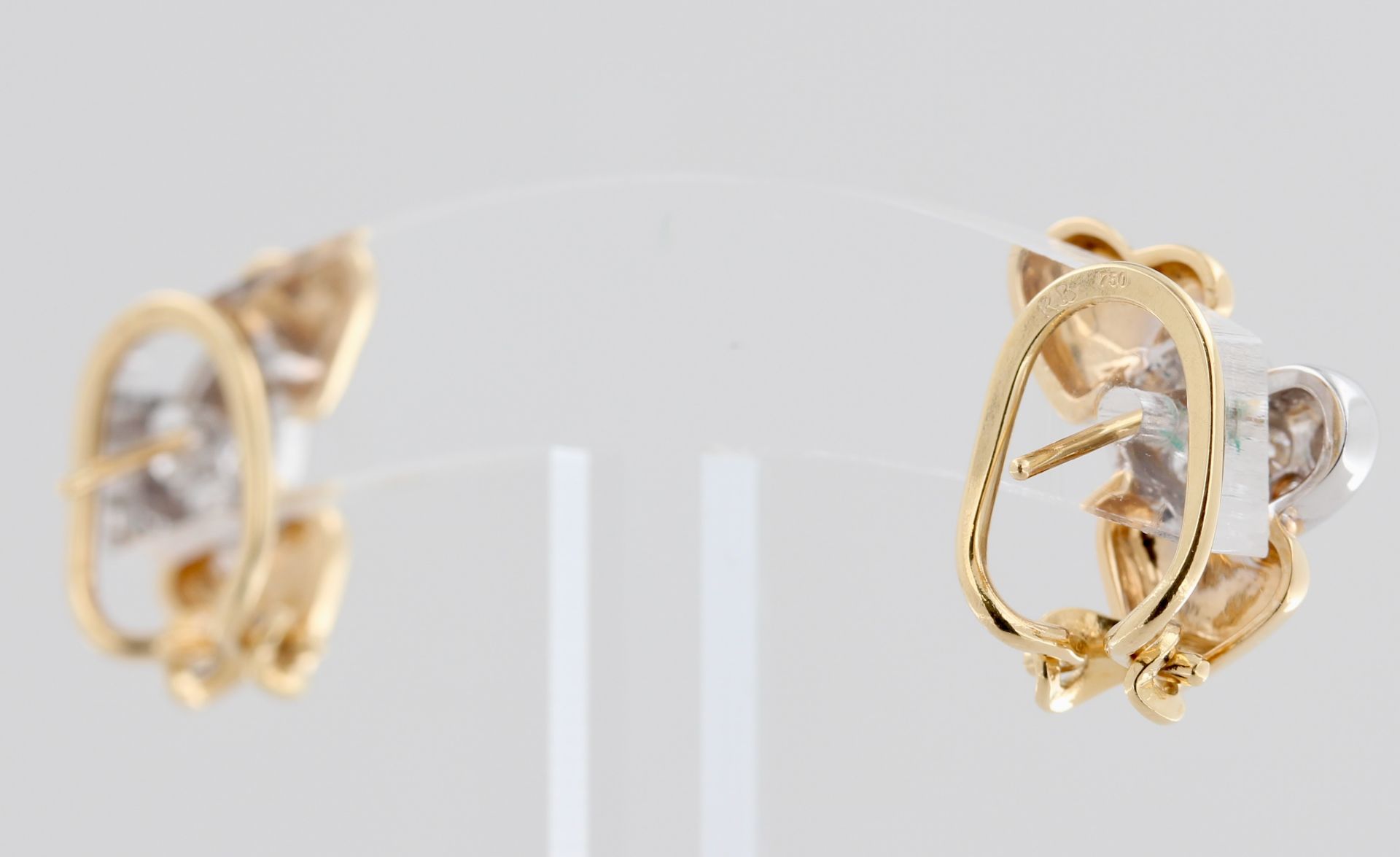 Paar Ohrstecker, 18 kt Gelbgold, teils Weißgold, mit Brillanten, punziert, ca. 6,3 g, L. 1,6 cm - Bild 3 aus 3