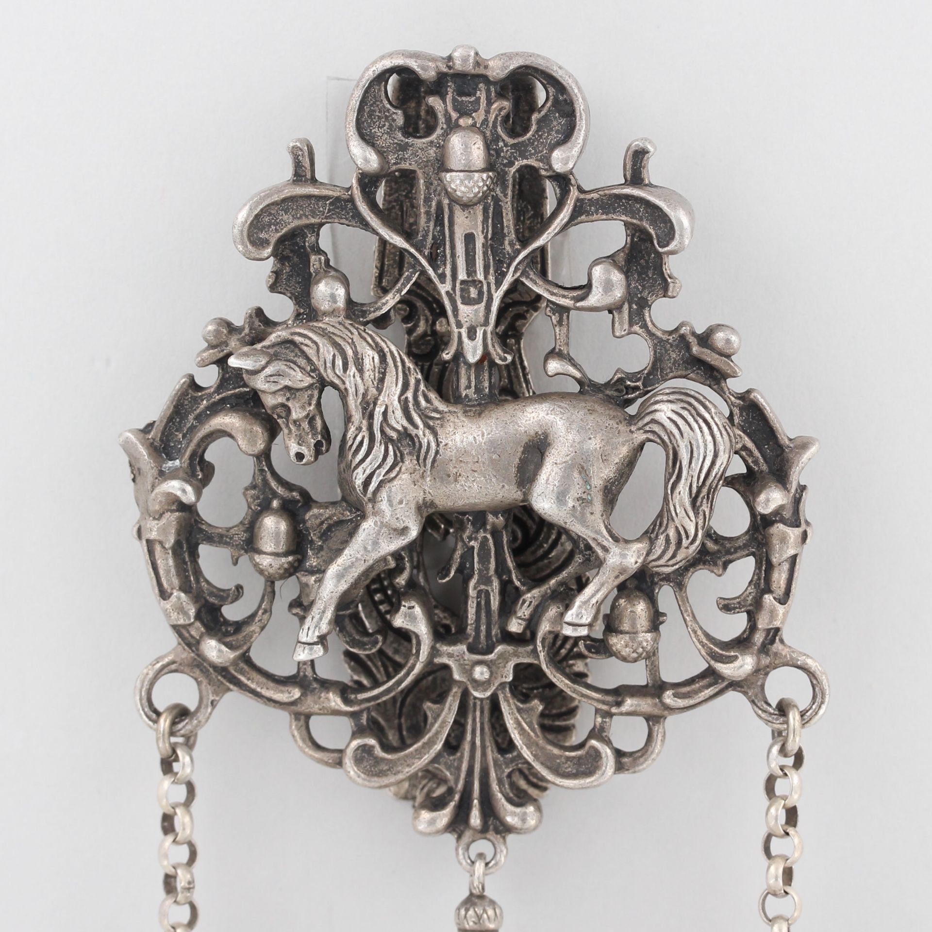 Châtelaine, Rockstecker , 800 Silber, mit 4 Anhängern, punziert, 2 Ösen wohl Messing, ca. 157,3 g, - Bild 3 aus 4