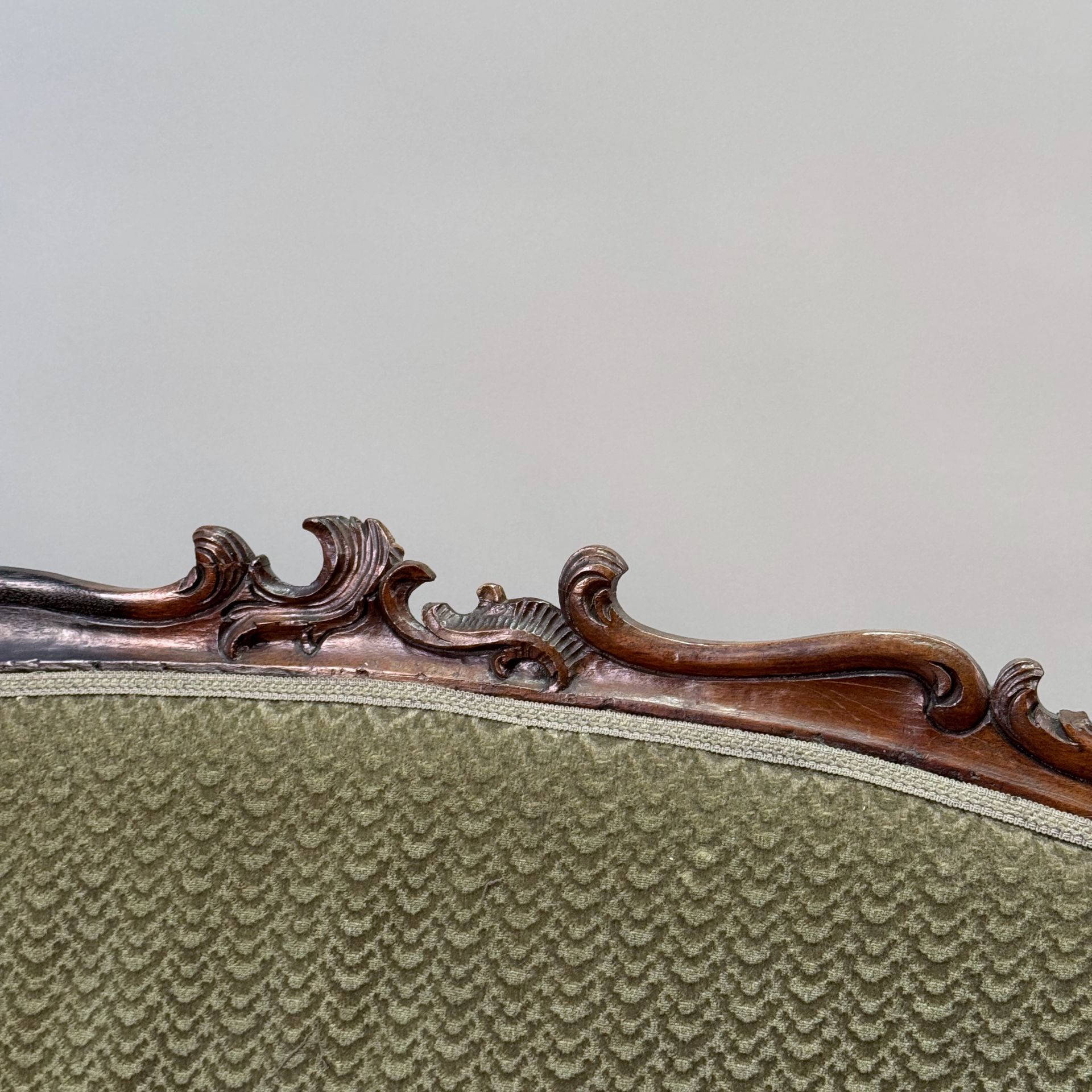 Sofa im Rokoko Stil, wohl 19. Jh., Gestell in Eiche massiv, beschnitzt, lockere Eckverbindung an - Bild 3 aus 4