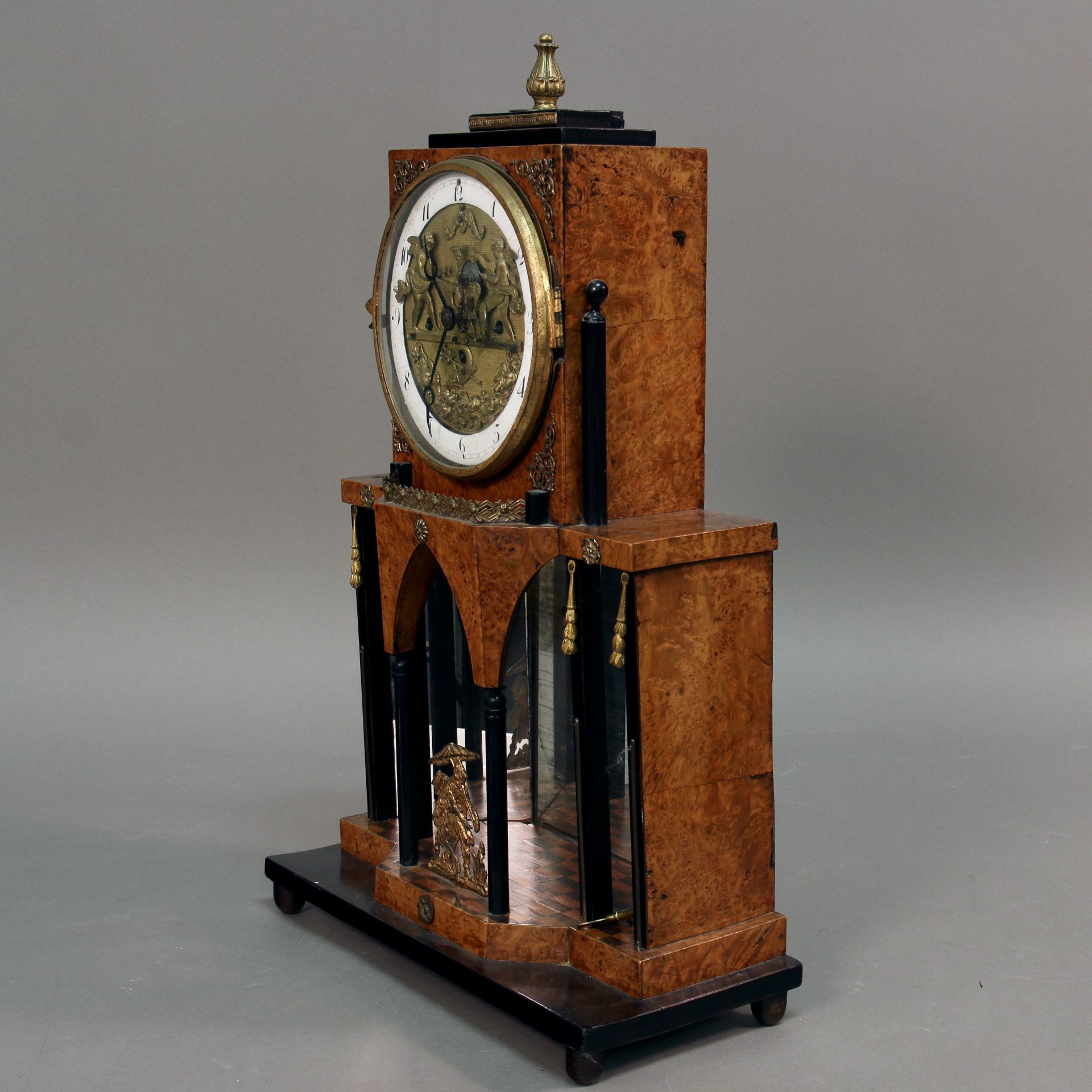 Empire Kommodenuhr "Schmied und Schleifer", um 1800, Wurzelholzfurnier, ebonisierte Säulen, 3-fach - Bild 4 aus 8