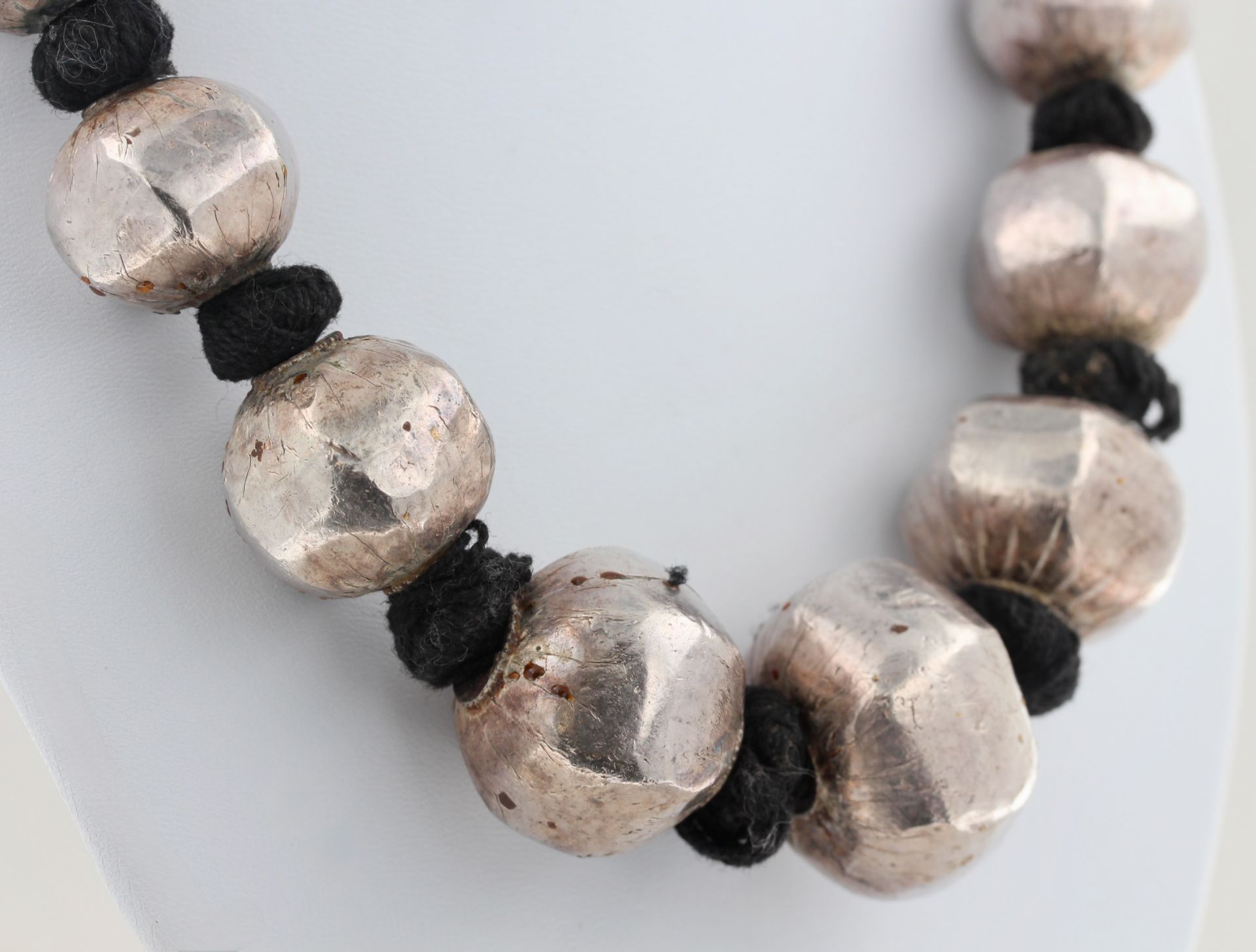 Collier, Silberkugeln, D. 1,6 cm - 3,2 cm, ca. 172 g, L. 59,5 cm, auf schwarzem Stoffband - Bild 2 aus 3