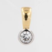 Anhänger, 14 kt Gelbgold, mit 1 Brillant, ca. 0,5 ct, Piqué, punziert, ca. 2,4 g, L. 1,6 cm