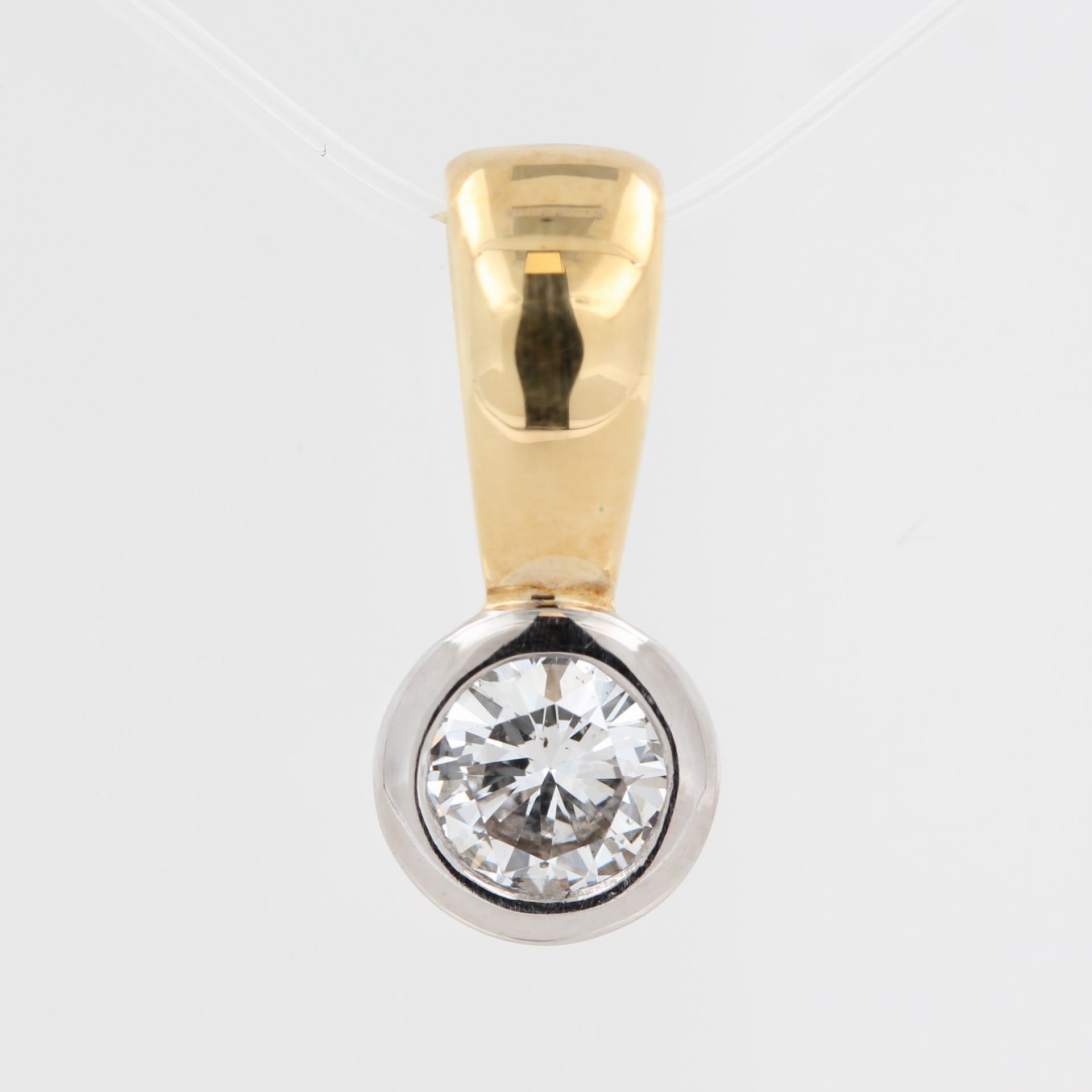 Anhänger, 14 kt Gelbgold, mit 1 Brillant, ca. 0,5 ct, Piqué, punziert, ca. 2,4 g, L. 1,6 cm