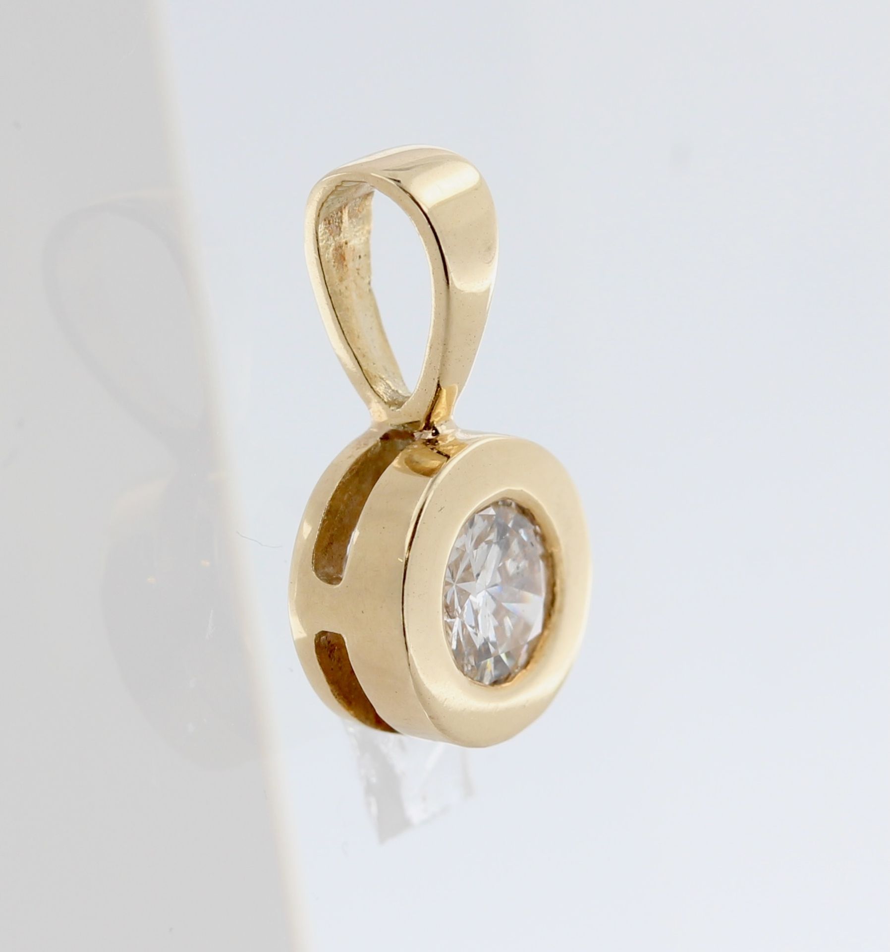 Solitäranhänger, 14 kt Gelbgold, mit 1 Brillant, ca. 0,25 ct, weiß, si, ca. 1,2 g, L. 1,3 cm - Bild 2 aus 4
