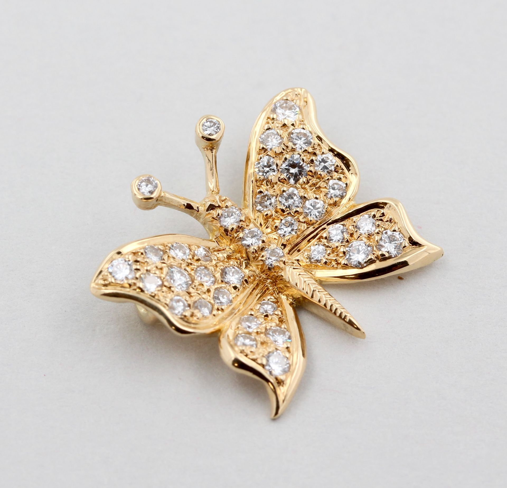 Anhänger, 18 kt Gelbgold, in Form eines Schmetterlings, mit Brillanten, punziert, ca. 2,7 g, L. 1, - Bild 2 aus 3