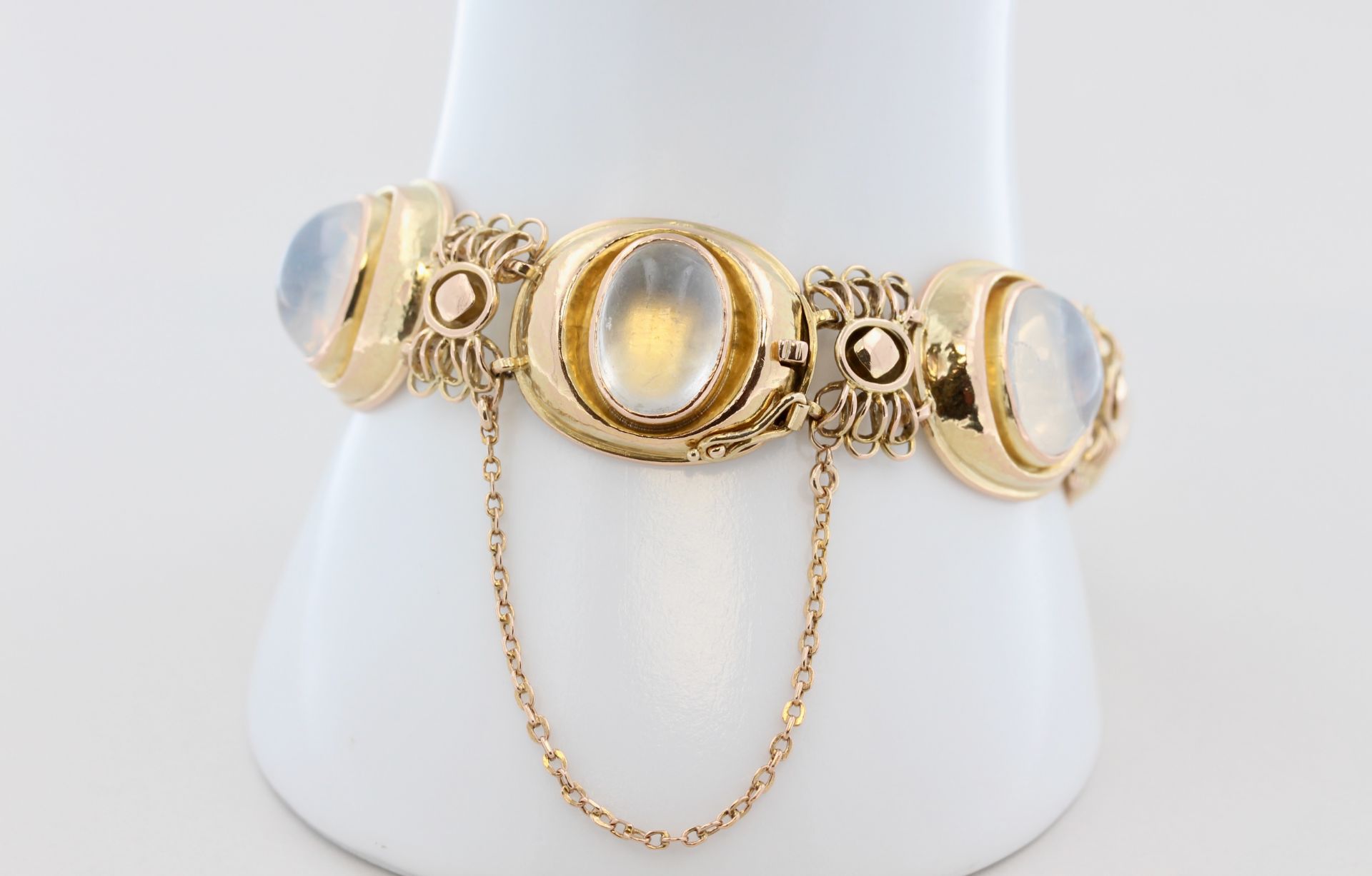 Armband Fries-Arauner, 14 kt Gelbgold, mit Mondsteinen (Steine mit leichten Gebrauchsspuren), - Bild 4 aus 4