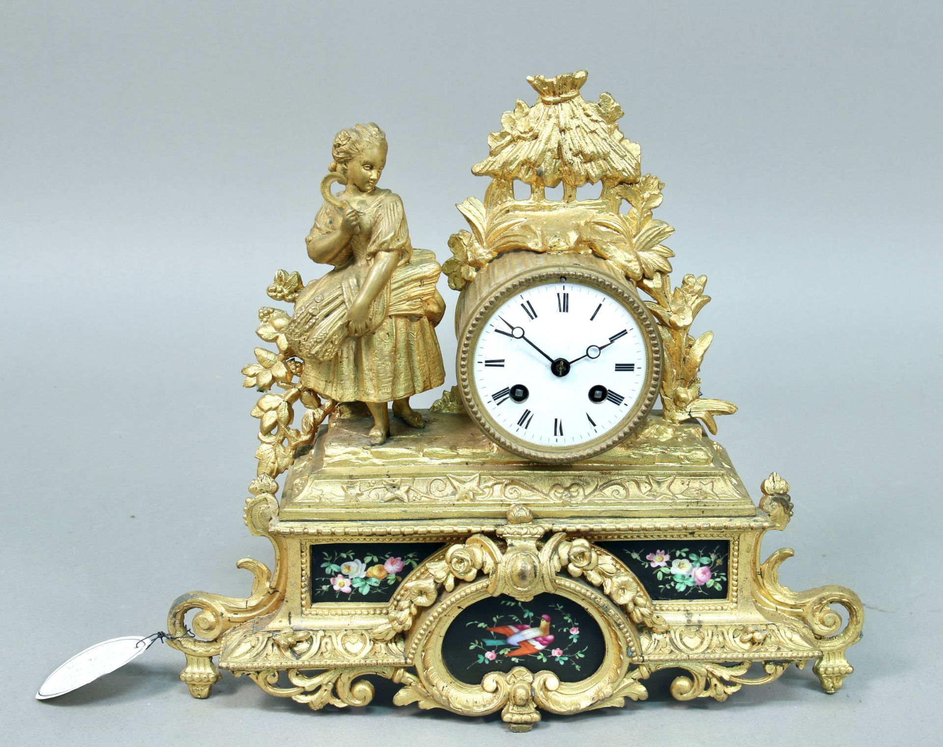 Kaminuhr , im Stil Napoleon III, Eisen, vergoldet, mit Porzellanmalerei (wohl Limoges), weißes