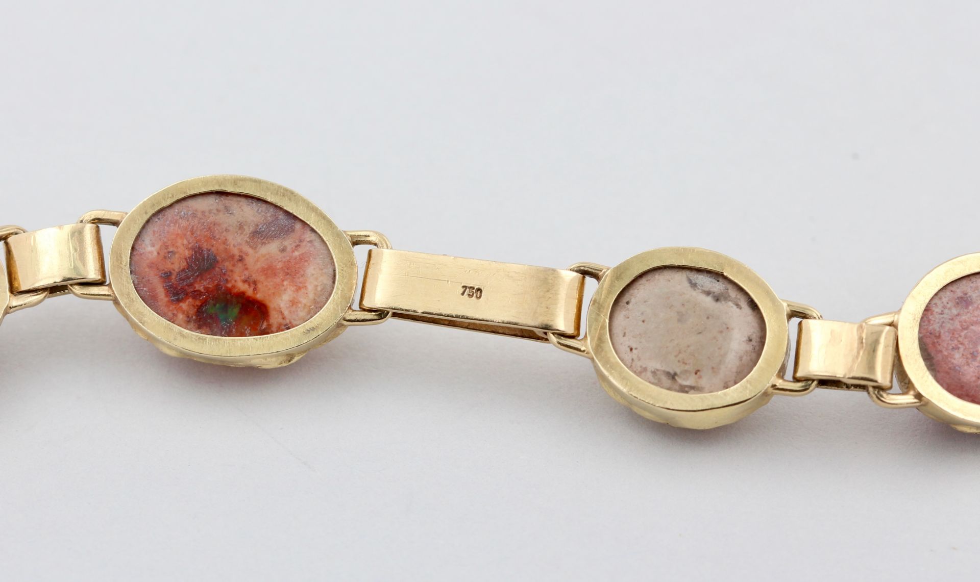 Collier mit Feueropal, 18 kt Gelbgold, mit Feueropal Cabochons in Matrix, B. 1,1 cm - 1,7 cm, - Bild 4 aus 4