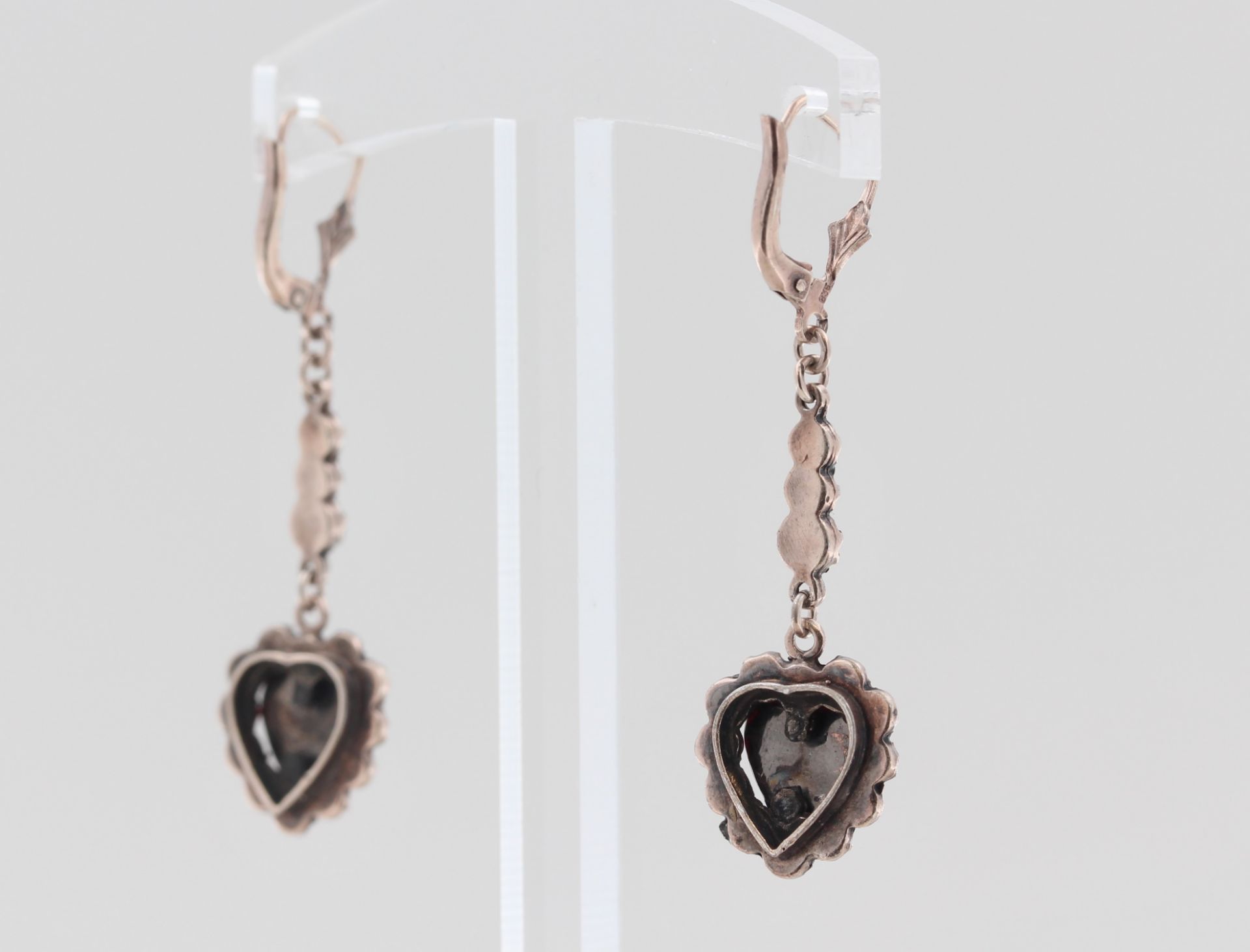 Paar Ohrhänger, 835 Silber, mit Granat in Herzform, punziert, ca. 5,8 g, L. 4,5 cm - Bild 3 aus 3