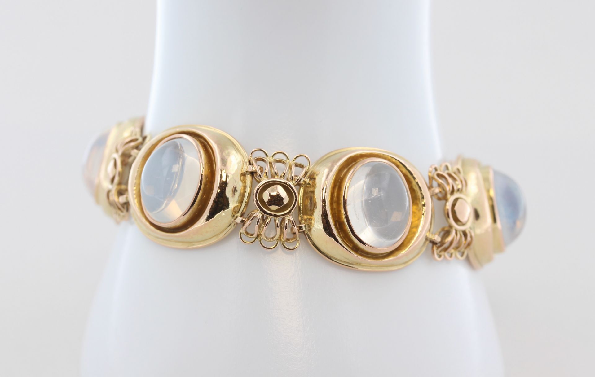 Armband Fries-Arauner, 14 kt Gelbgold, mit Mondsteinen (Steine mit leichten Gebrauchsspuren), - Bild 2 aus 4