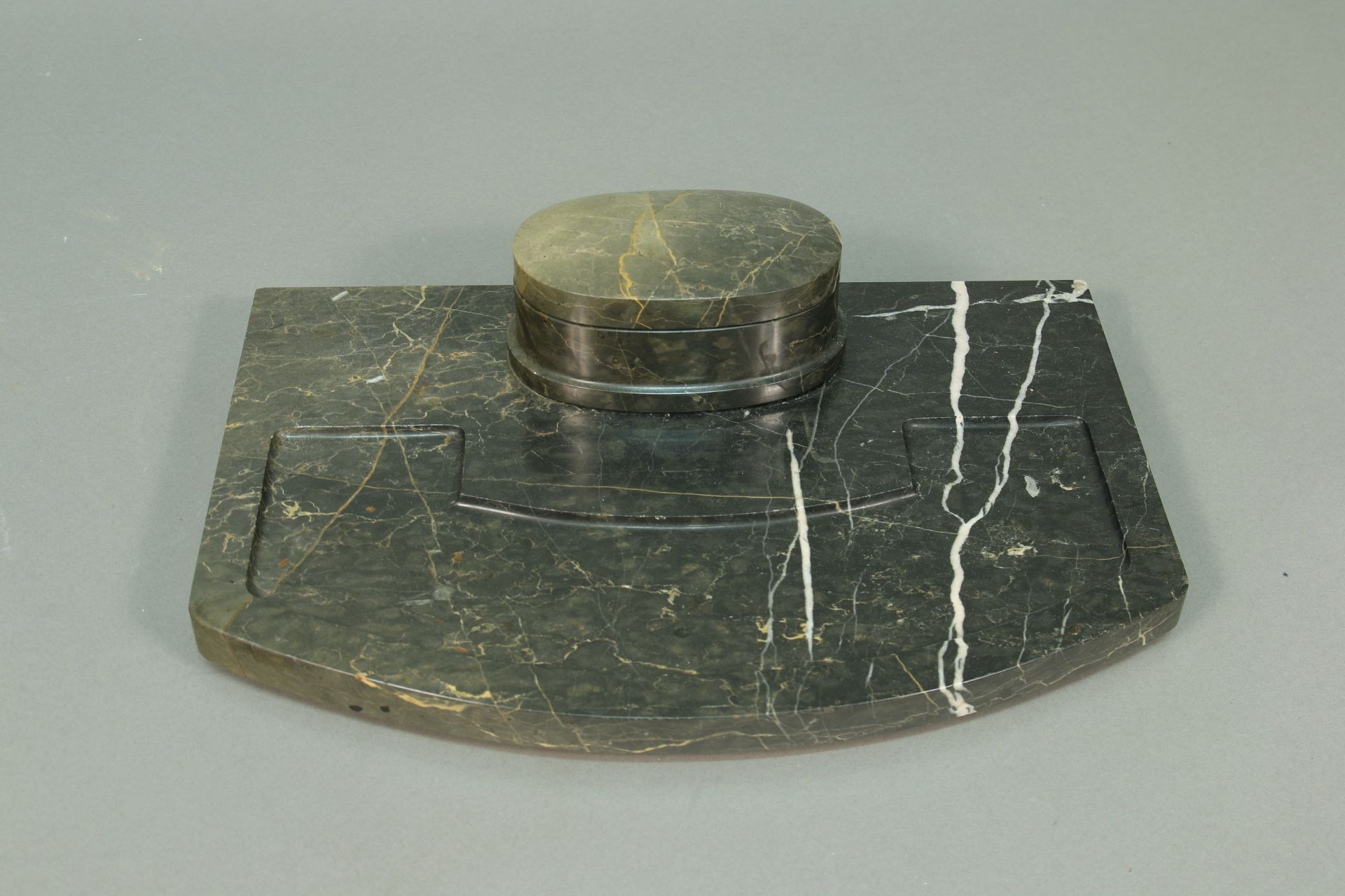 Schreibtischgarnitur mit Tischuhr, um 1900, mit Marmoruhr, mit Weckvorrichtung, Garnitur. L. 36,5 - Bild 2 aus 3