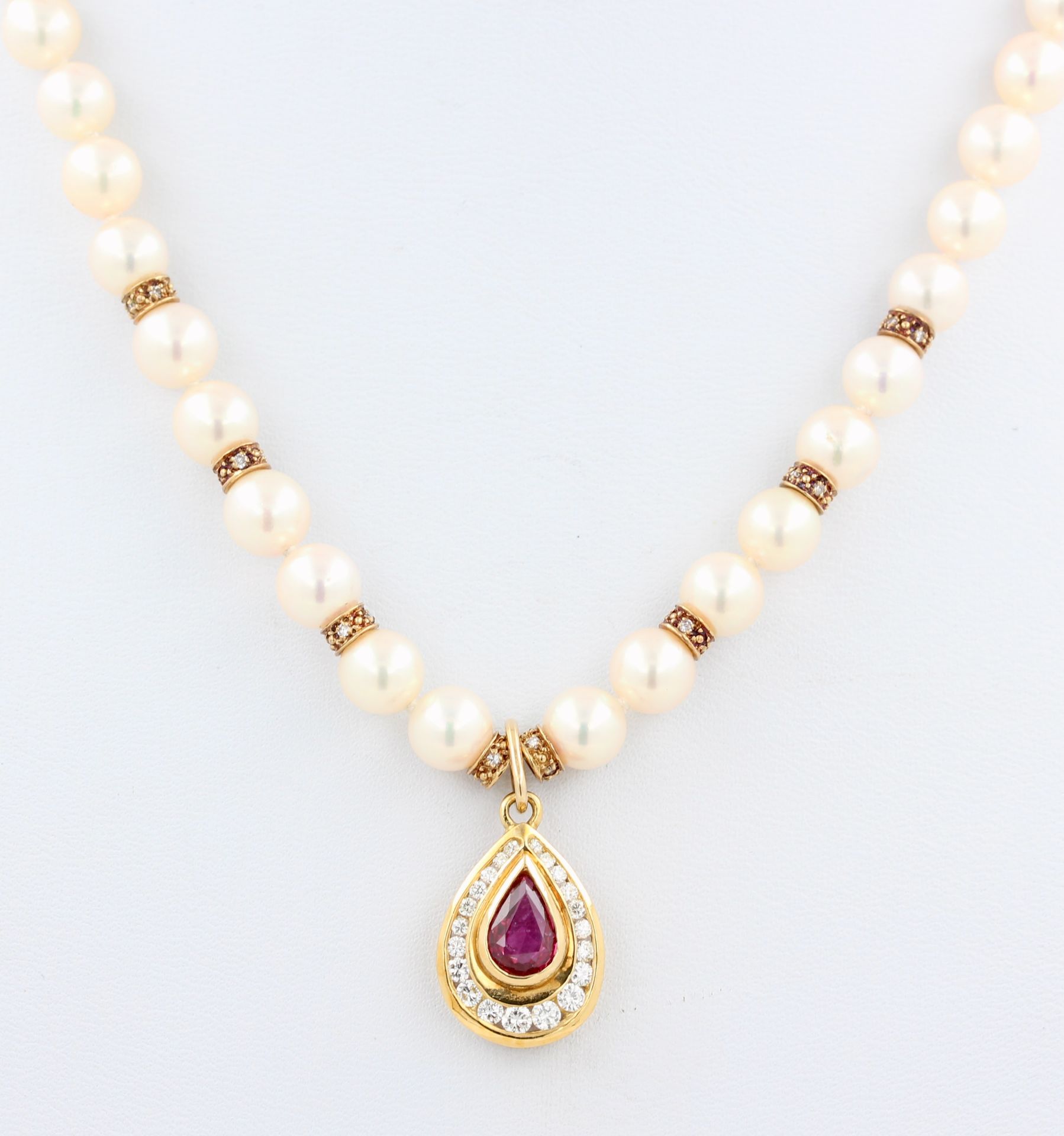 Perlenkette, 18 kt Gelbgold Schließe, Anhänger und Zwischenstücke, Anhänger in Tropfenform, mit