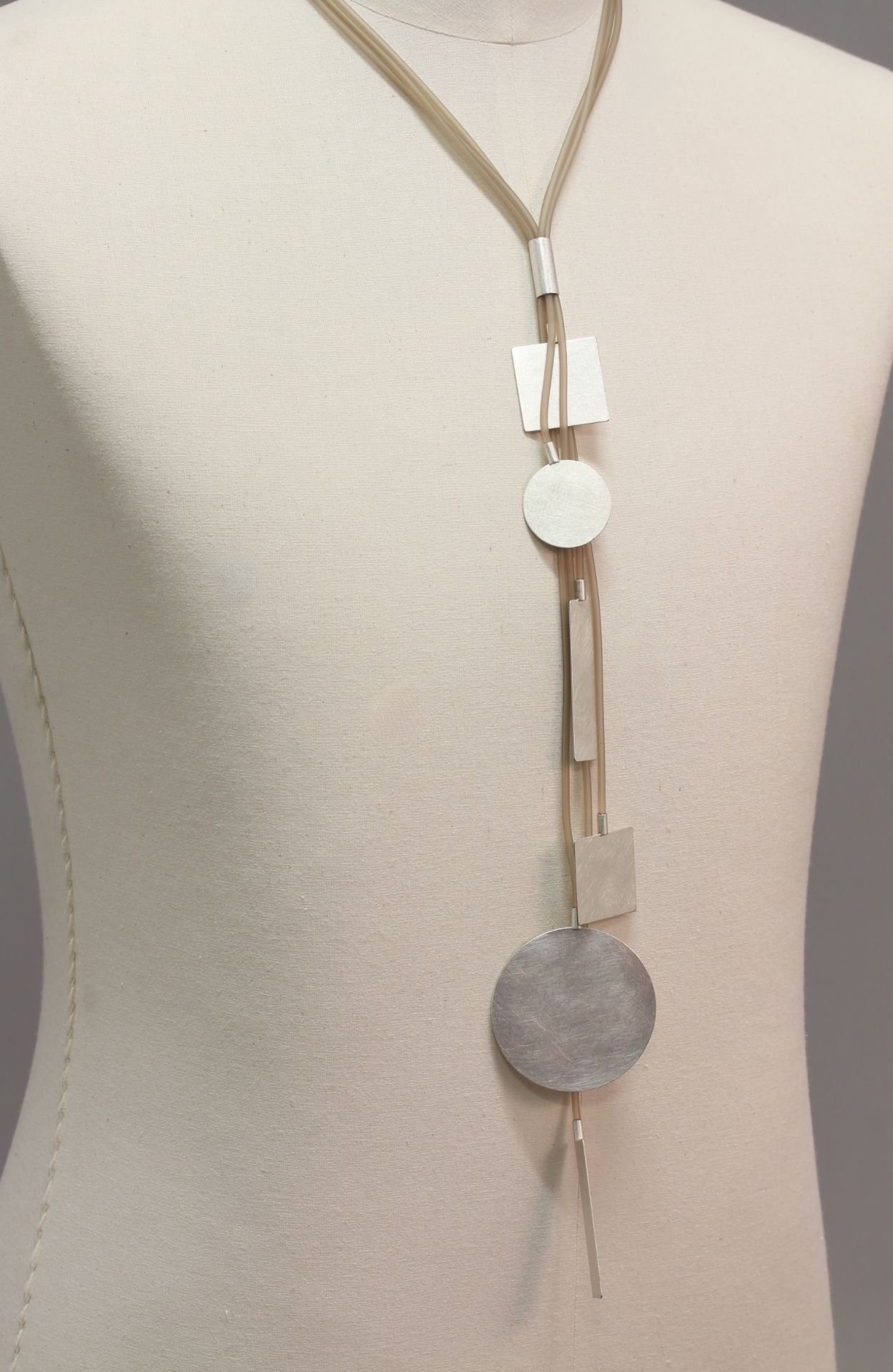 Collier, Silber, Rechtecke, Quadrate und Kreise, an wohl Silikonschnüren, Länge Halsumfang 51 cm, - Bild 2 aus 3