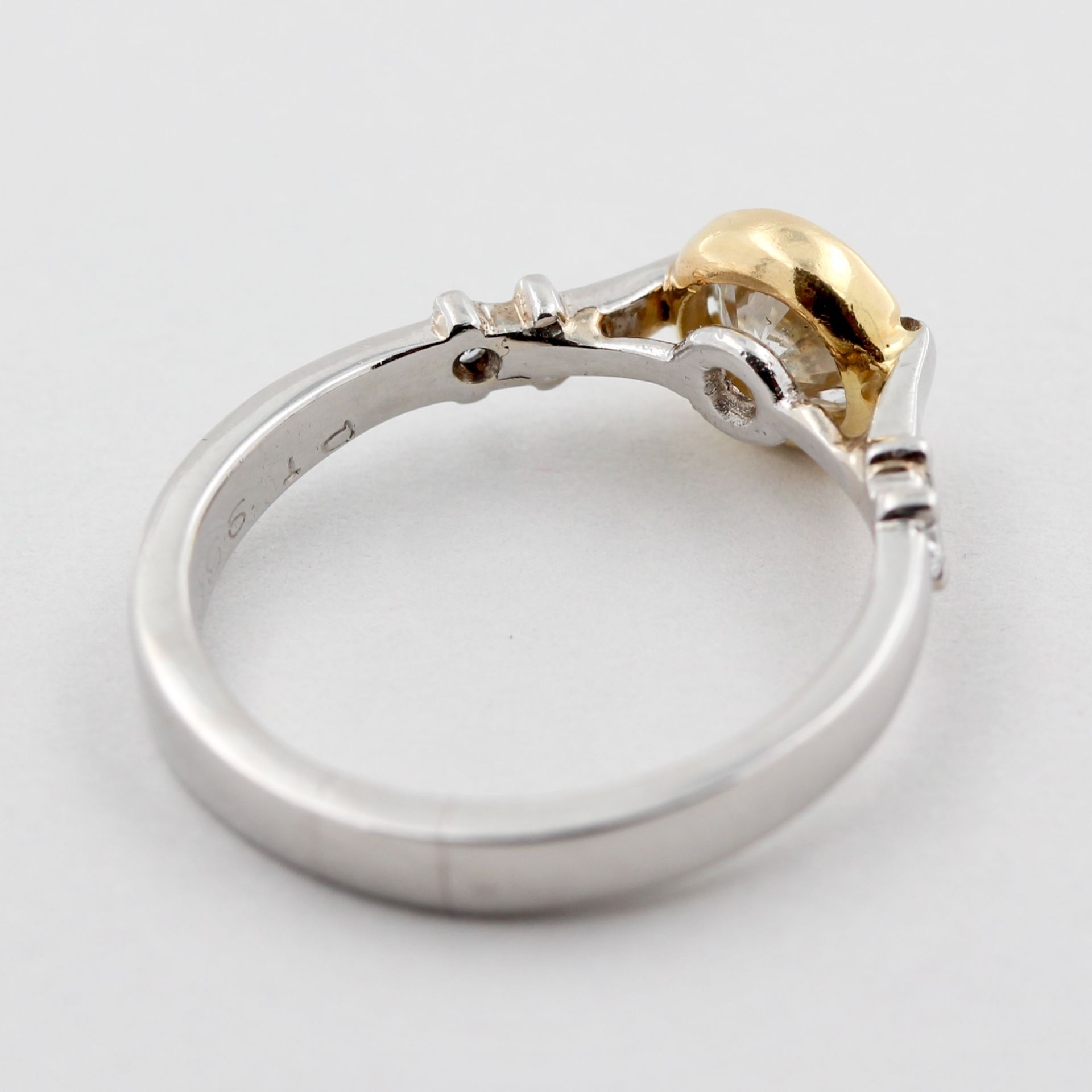 Solitärring, 950 Platin, teils Gelbgold, mit 1 Brillant, ca. 0,60 ct, weiß, si, ca. 4,5 g, RM 51,5 - Bild 3 aus 4