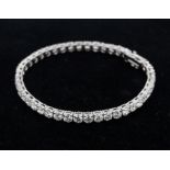 Tennisarmband, 18 kt Weißgold, besetzt mit 44 Brillanten, zusammen ca. 11,39 ct, hoher bis mittlerer