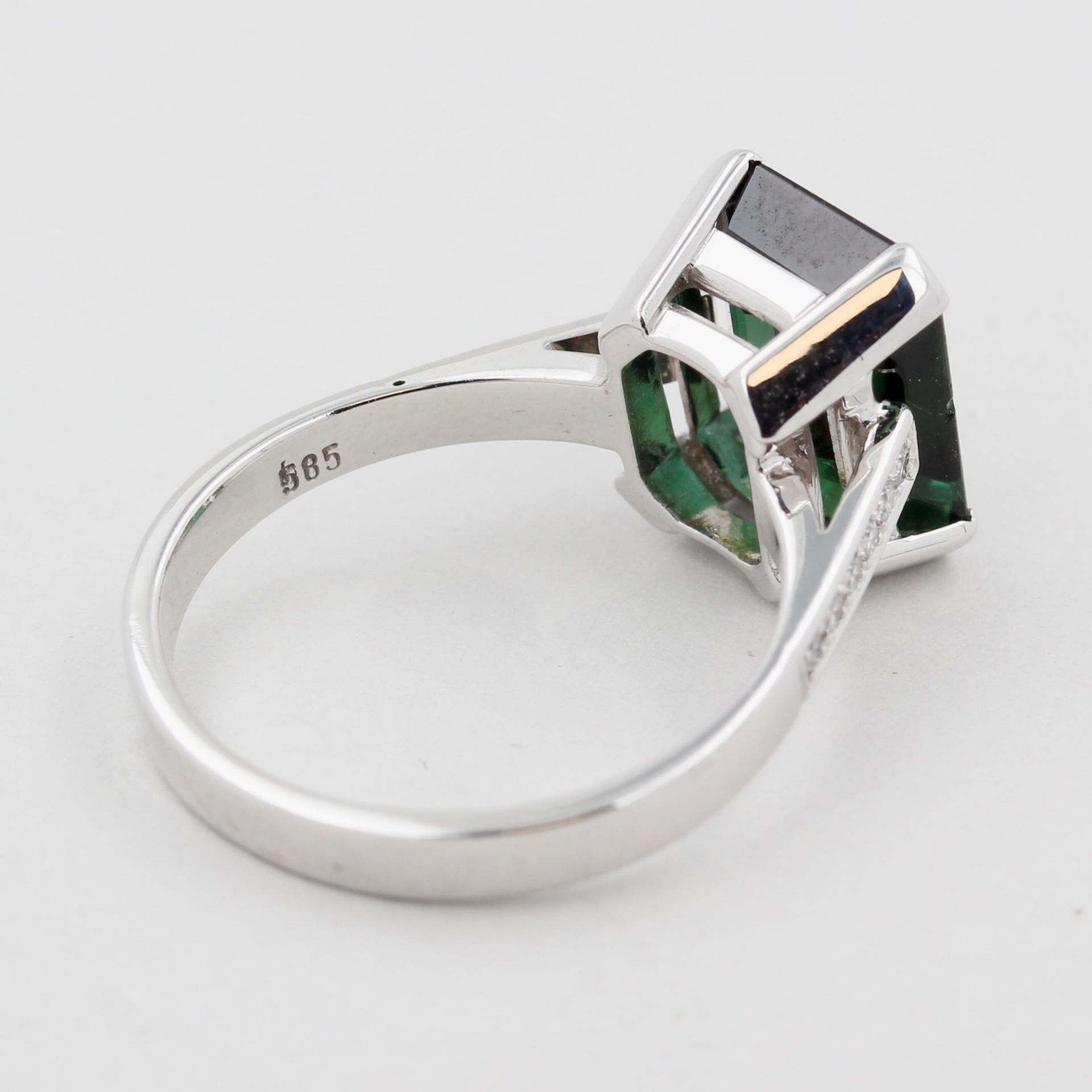 Damenring, 14 kt Weißgold, 1 grüner Turmalin, ca. 3,0 ct, Diamantbesatz, ca. 4,2 g, RM 51 - Bild 4 aus 4