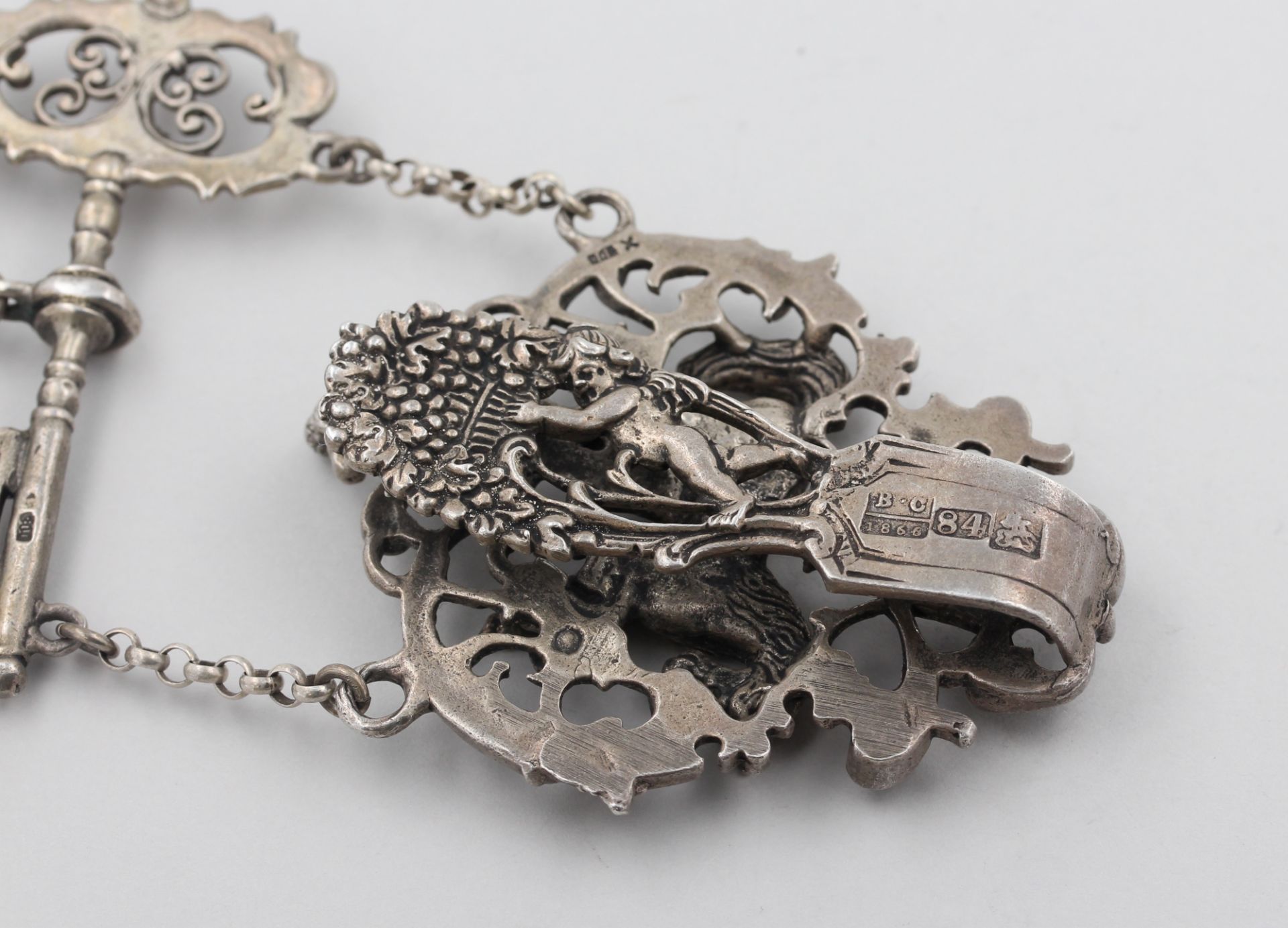 Châtelaine, Rockstecker , 800 Silber, mit 4 Anhängern, punziert, 2 Ösen wohl Messing, ca. 157,3 g, - Bild 4 aus 4