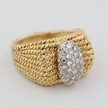 Damenring, 18 kt Gelbgold, teils rhodiniert, mit weißen, wohl Zirkonia, punziert, ca. 11,8 g, RM 54