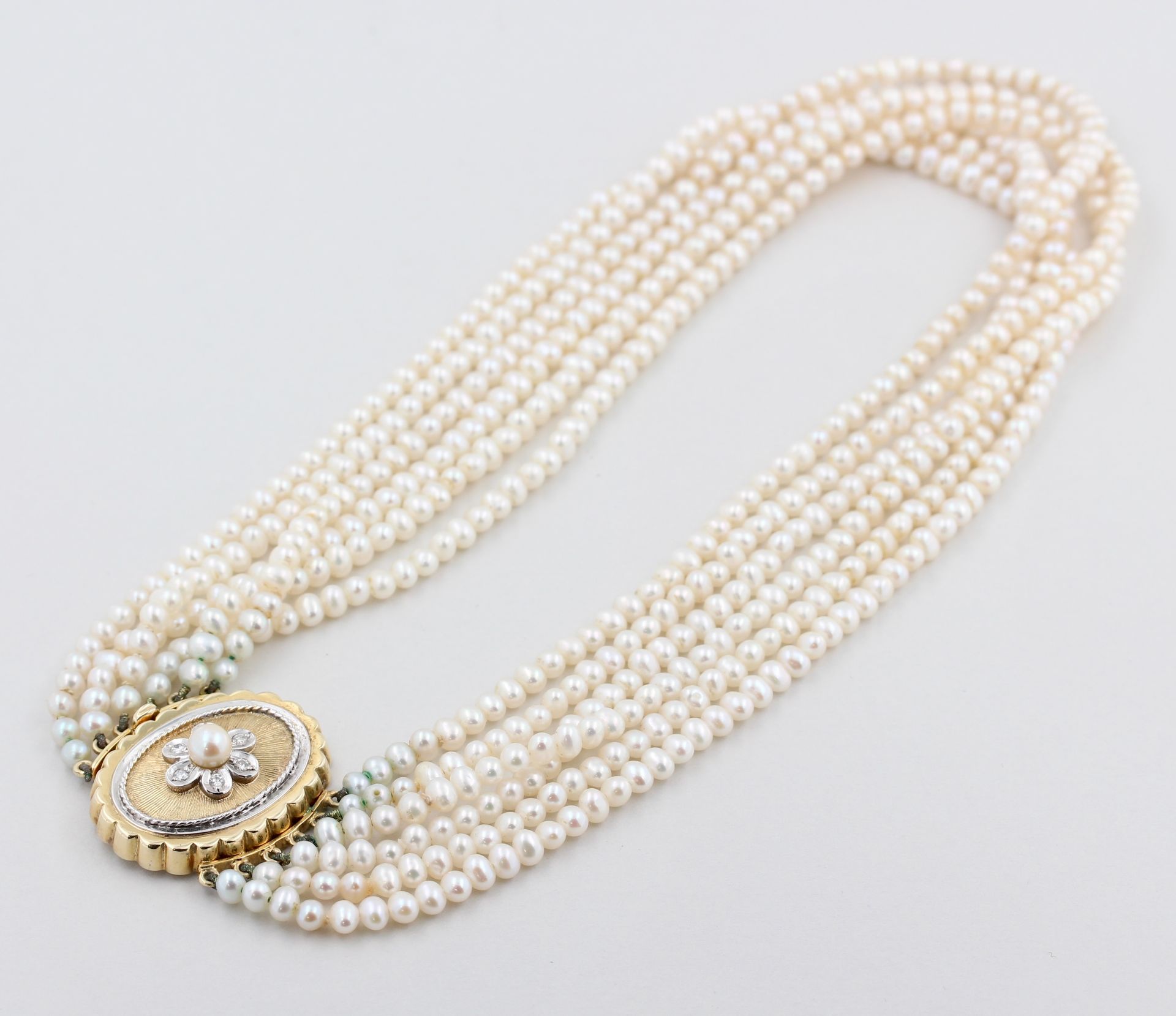 Perlencollier, 14 kt Gelbgold Schließe (ca. 13,0 g), teils Weißgold, mit kleinen Diamanten und 1 - Bild 2 aus 5