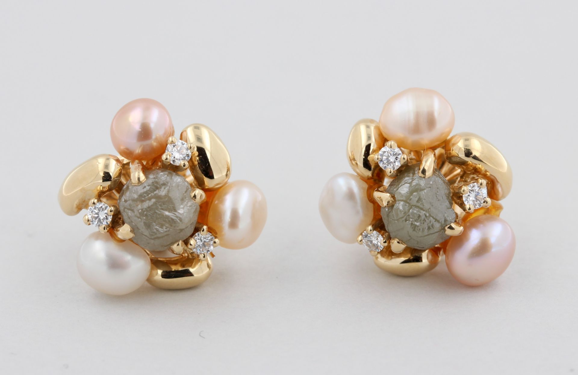 Paar Ohrstecker, 18 kt Gelbgold, mit Perlen und Brillanten und Rohdiamanten, punziert, ca. 8,8 g, D. - Bild 2 aus 4