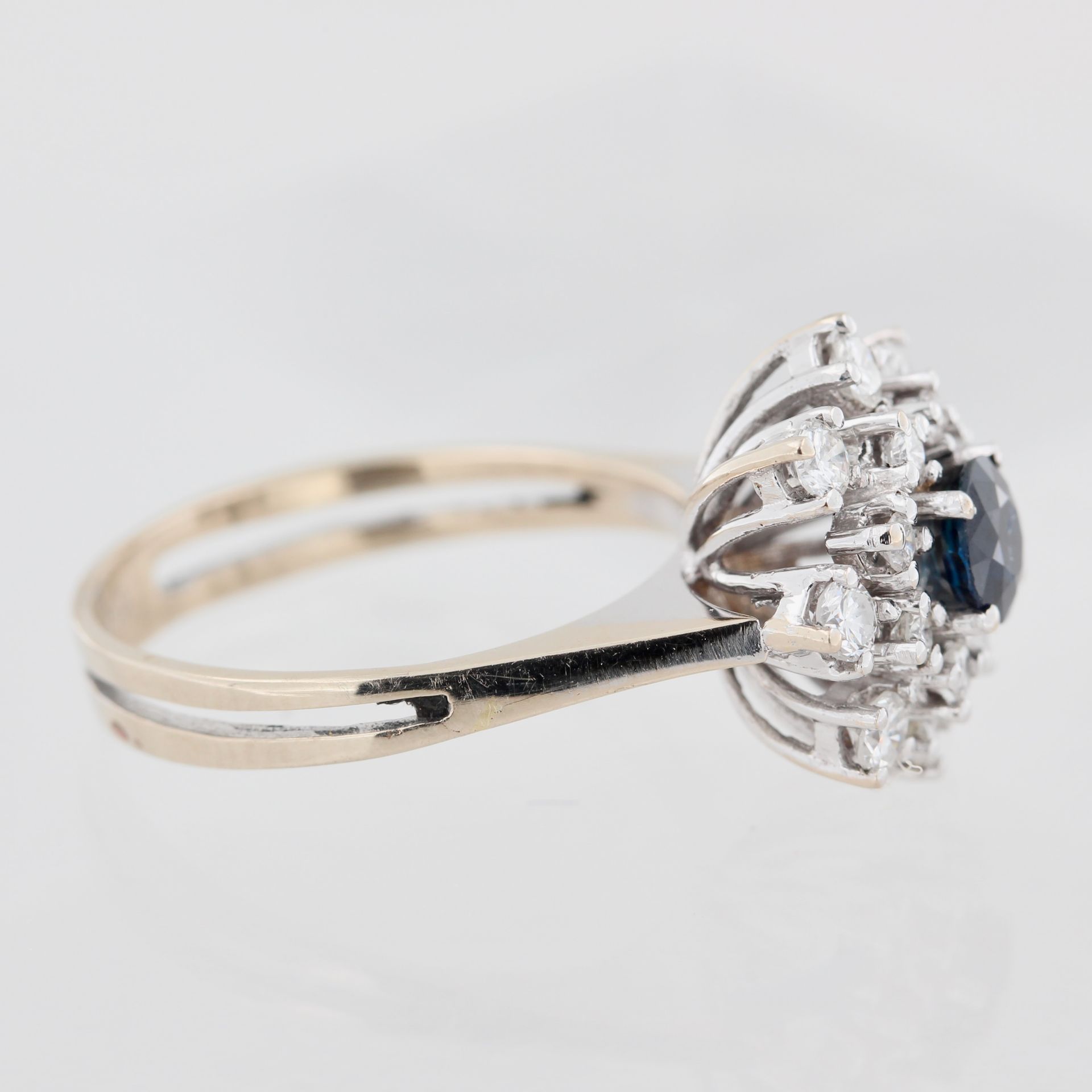 Damenring, 18 kt Weißgold, mit kleinen Brillanten und 1 wohl Saphir, punziert, ca. 5,2 g, RM 55 - Bild 2 aus 3