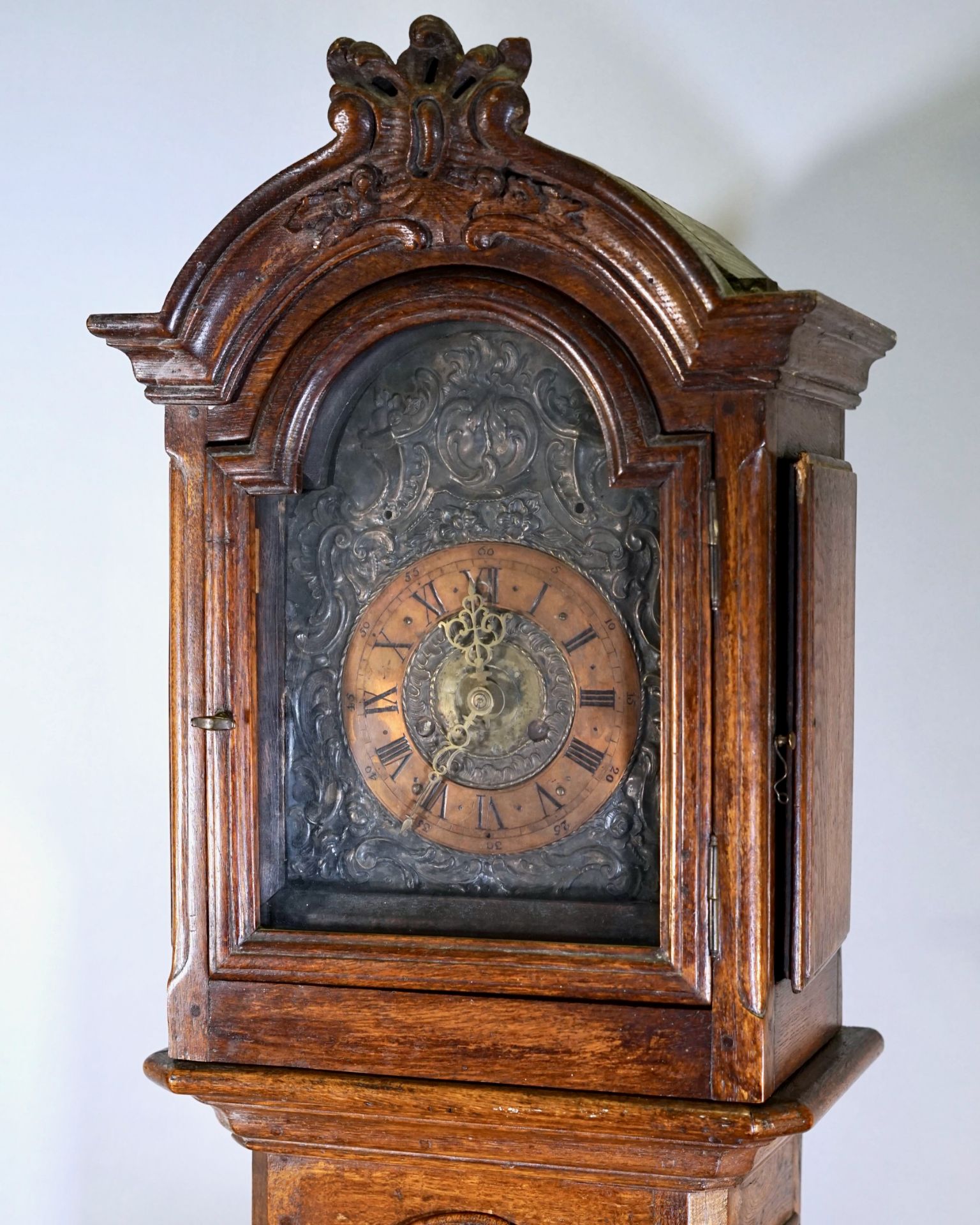 Standuhr , 19 Jh., wohl Eiche, verm. Marriage, Holz Gehäuse mit barocken Verzierungen, 2 Gewichte, - Bild 2 aus 4