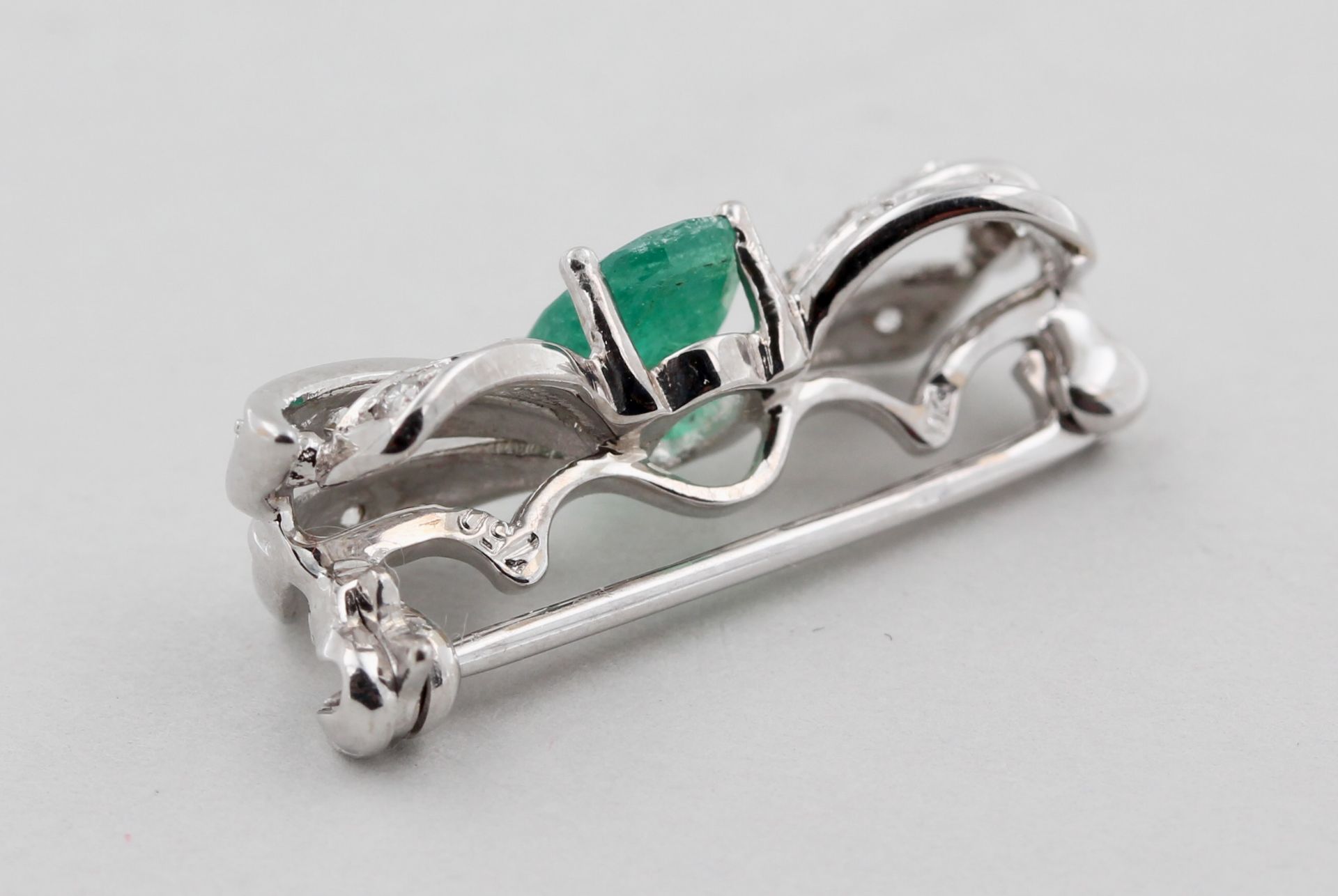 Brosche, 18 kt Weißgold, mit 1 Smaragd und kleinen Diamanten, punziert, ca. 3,0 g, B. 2,3 cm - Bild 3 aus 3
