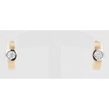 Paar Creolen, 14 kt Gelbgold und Weißgold, mit 2 Brillanten, zusammen ca. 0,50 ct, weiß, si,