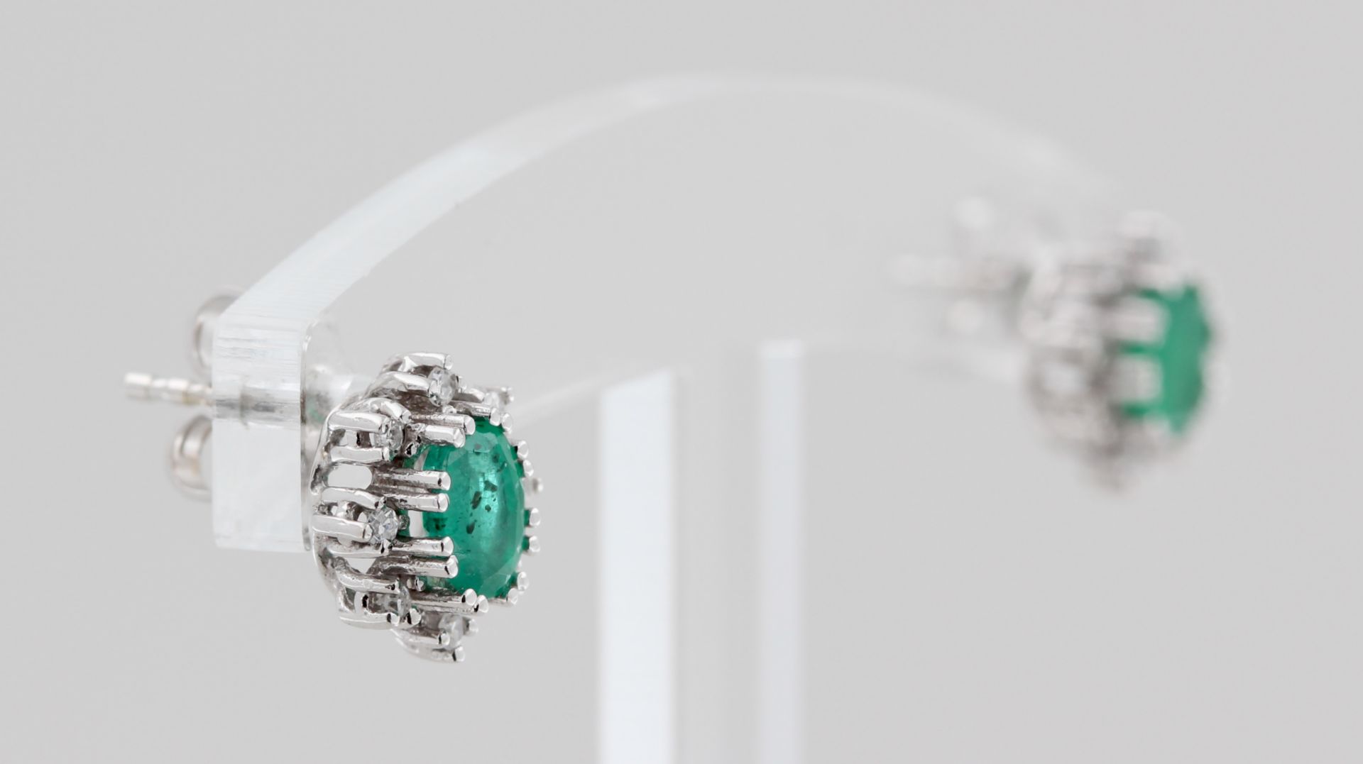 Paar Ohrstecker, 14 kt Weißgold, mit Smaragden und kleinen Diamanten, punziert, ca. 2,4 g, D. 1,0 - Bild 2 aus 3