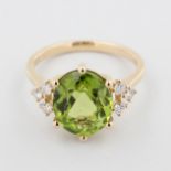 Damenring, 14 kt Gelbgold, mit 1 ovalen Peridot, ca. 4,80 ct, 6 Brillanten als Besatz, ca. 4,8 g, RM