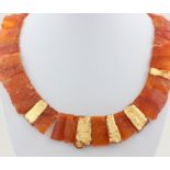 Collier mit Bernstein, 925 Silber Schließe, vergoldet, flache Bernsteinplatten, teils mit