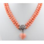 Collier Koralle, 14 kt Weißgold Schließe, mit Diamanten und Koralle in Herzform, L. 3,7 cm, 2-reihig