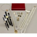 Konvolut Modeschmuck, verschieden, 7 Halsketten (teils defekt), 1 Brosche, 2 Anhänger, 3 Paar